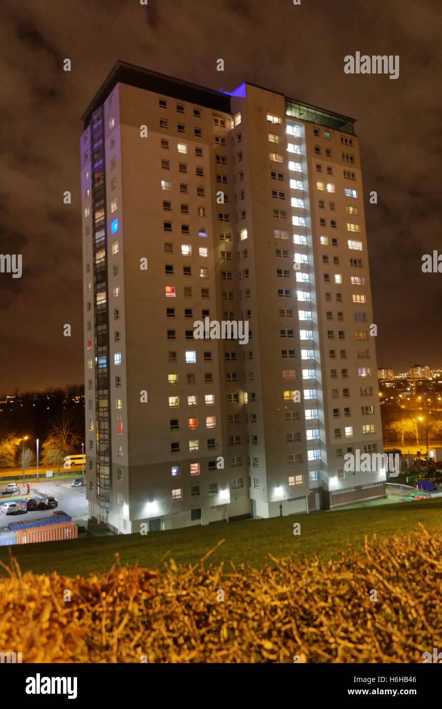 Cernícalo Lincoln Avenue Road pisos por la noche en Glasgow Knightswood Foto de stock