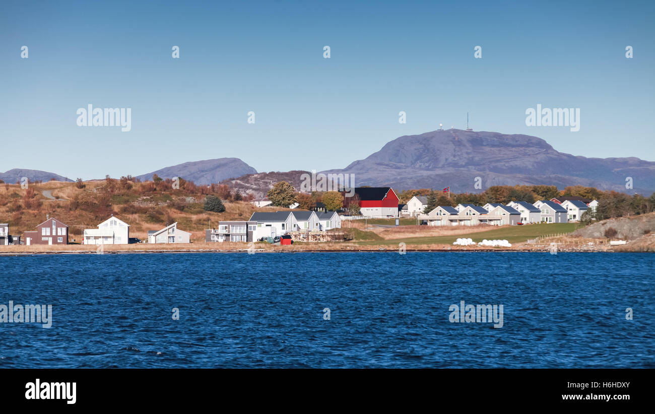 Pequeñas casas de vivos colores de pie en la costa del mar de Noruega, Brekstad Foto de stock