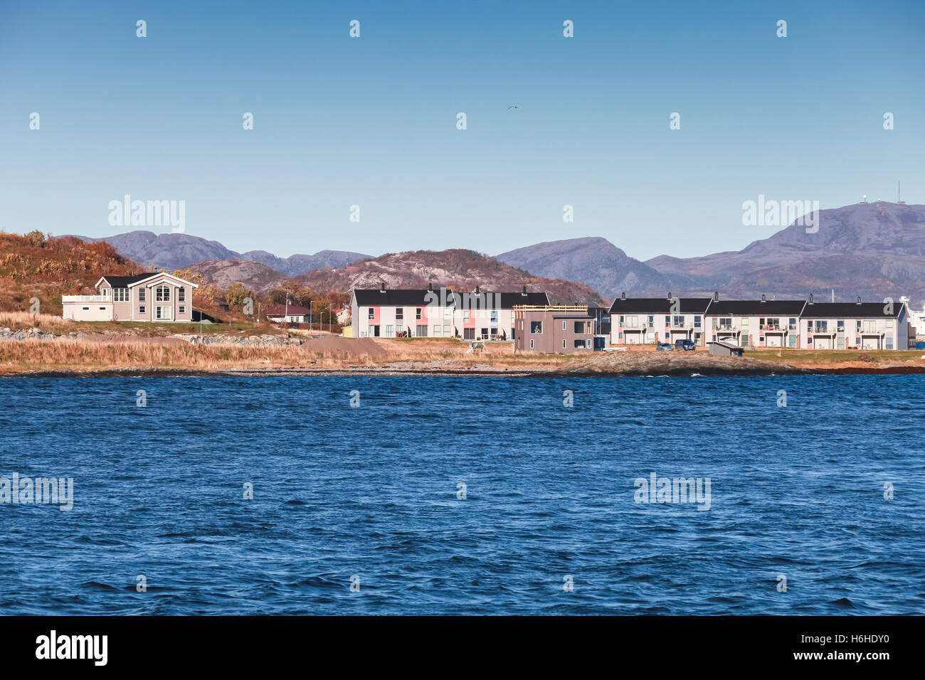 Las pequeñas viviendas de pie en la costa del mar de Noruega, Brekstad Foto de stock