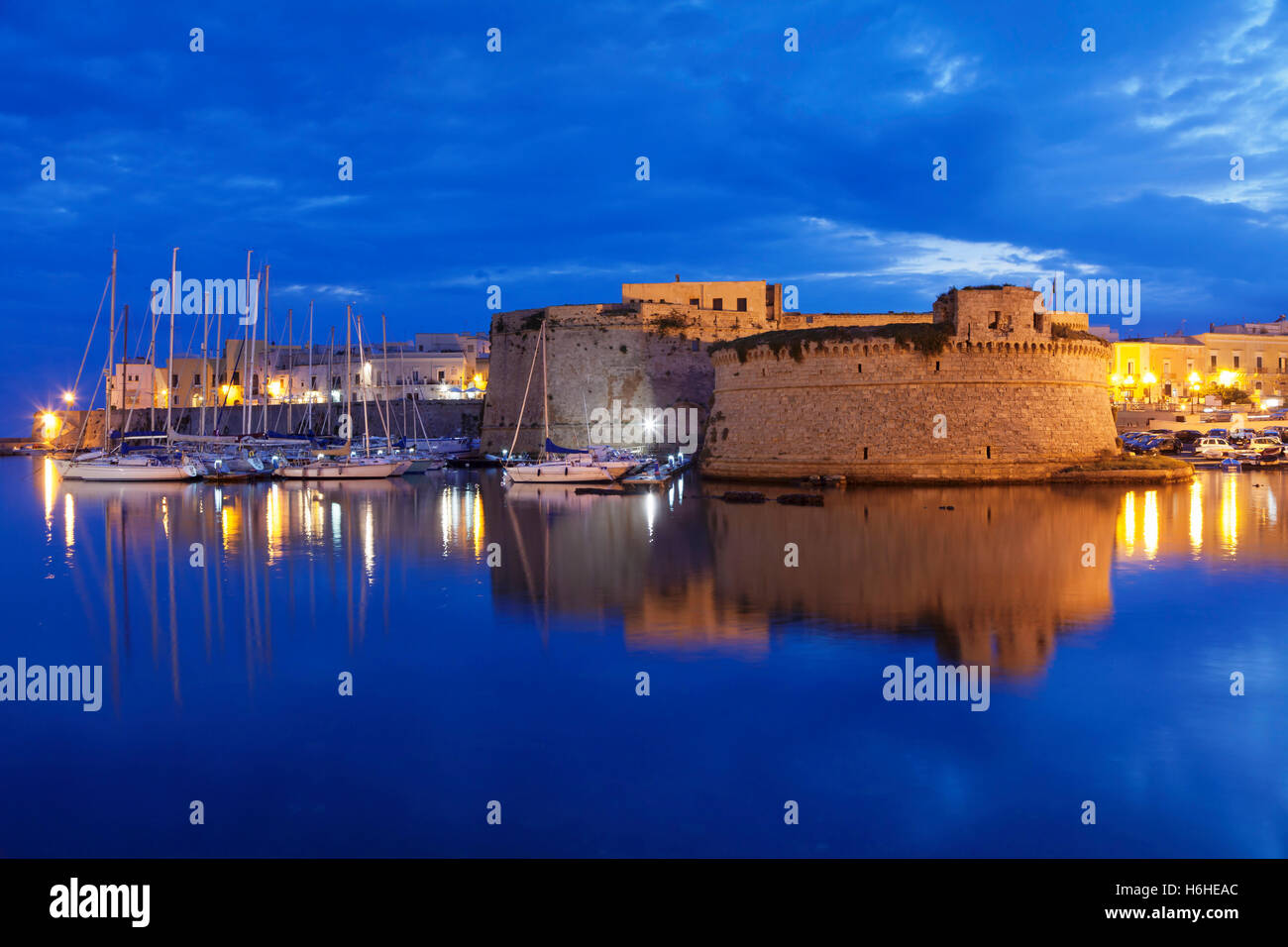 Centro histórico con el castillo, la muralla de la ciudad y del puerto, al anochecer, Gallipoli, Provincia de Lecce, la península de Salento, Puglia, Italia Foto de stock