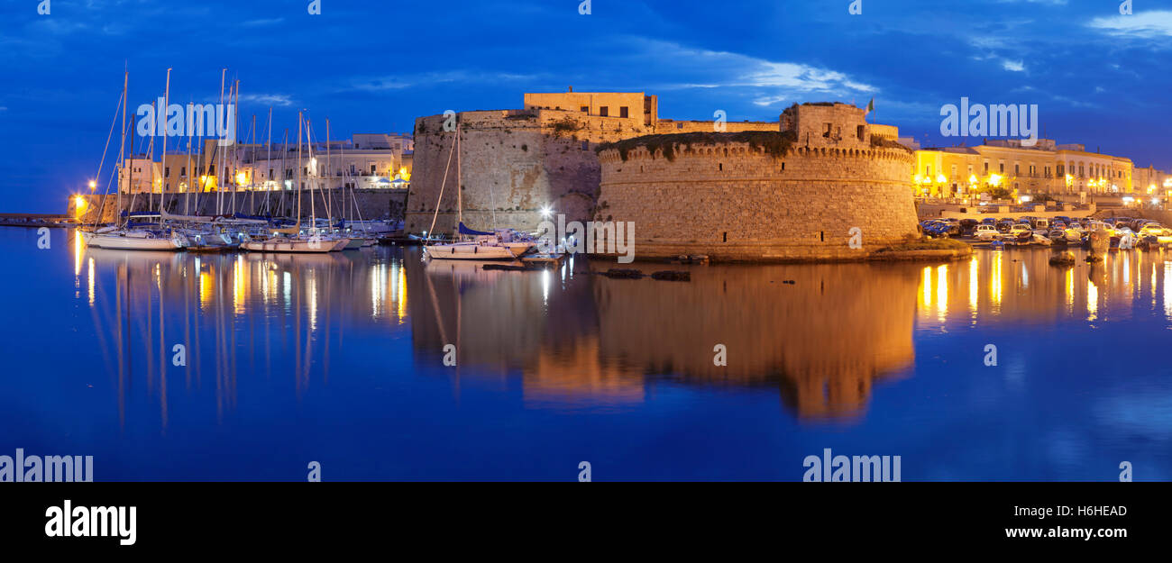 Centro histórico con el castillo, la muralla de la ciudad y del puerto, al anochecer, Gallipoli, Provincia de Lecce, la península de Salento, Puglia, Italia Foto de stock