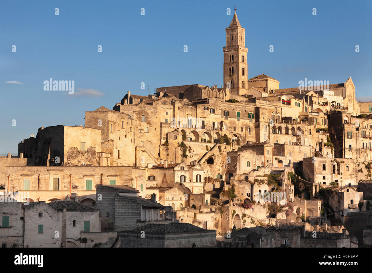 Sasso Barisano casco antiguo, con la catedral, Matera, Basilicata, Apulia, Italia Foto de stock