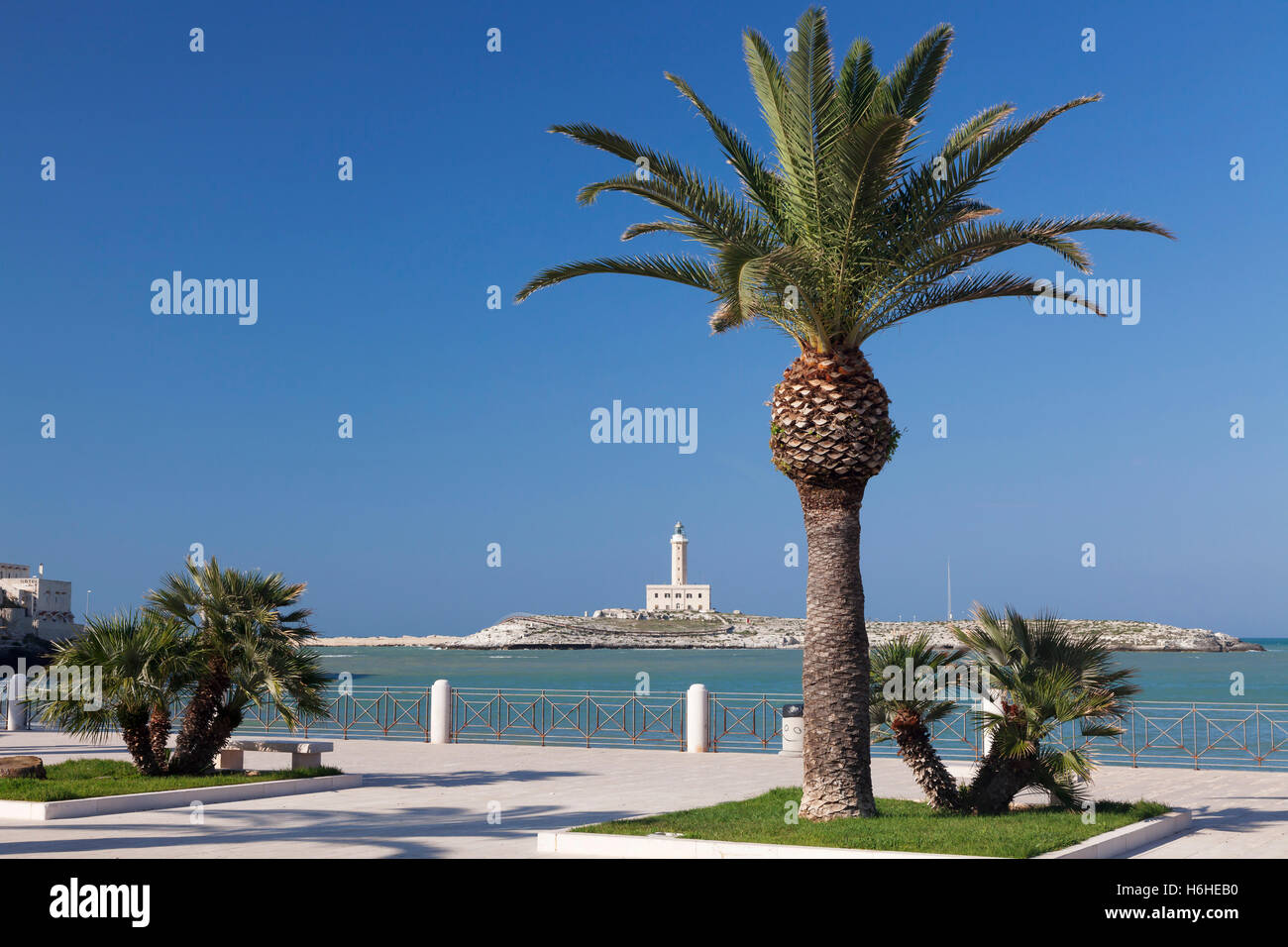Piazza Kennedy con faro en Isola di Sant'Eufemia, Vieste, Gargano, Foggia, Puglia, Italia Foto de stock