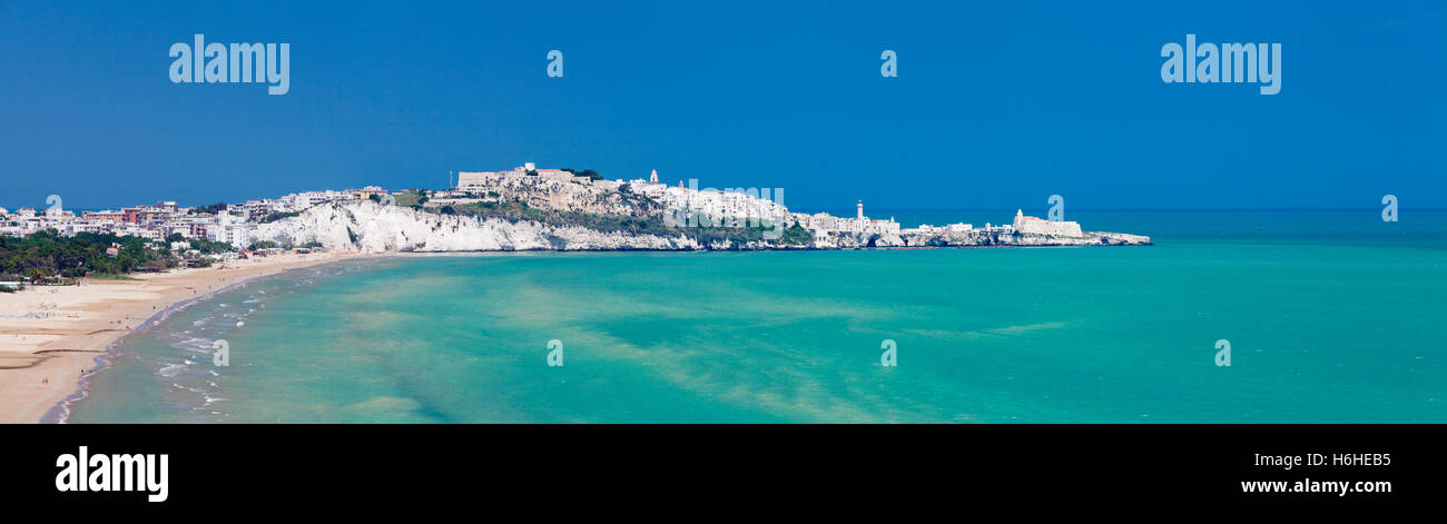 Playa de Castello y Vieste, Gargano, Foggia, Puglia, Italia Foto de stock