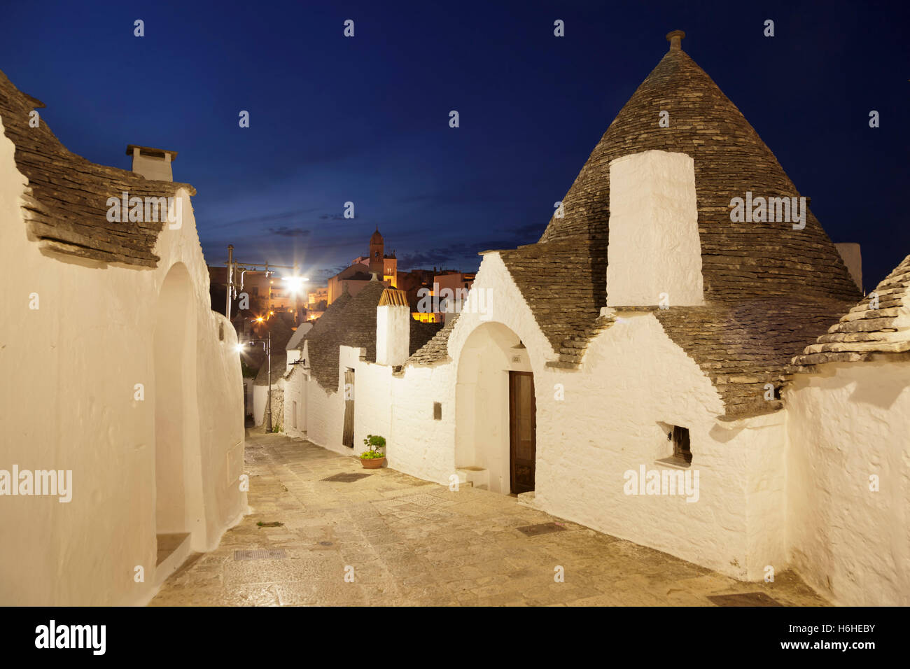 Callejón con Trulli casas, distrito de Monti, Alberobello, Escena nocturna, Valle d'Itria, Provincia de Bari, Puglia, Italia Foto de stock