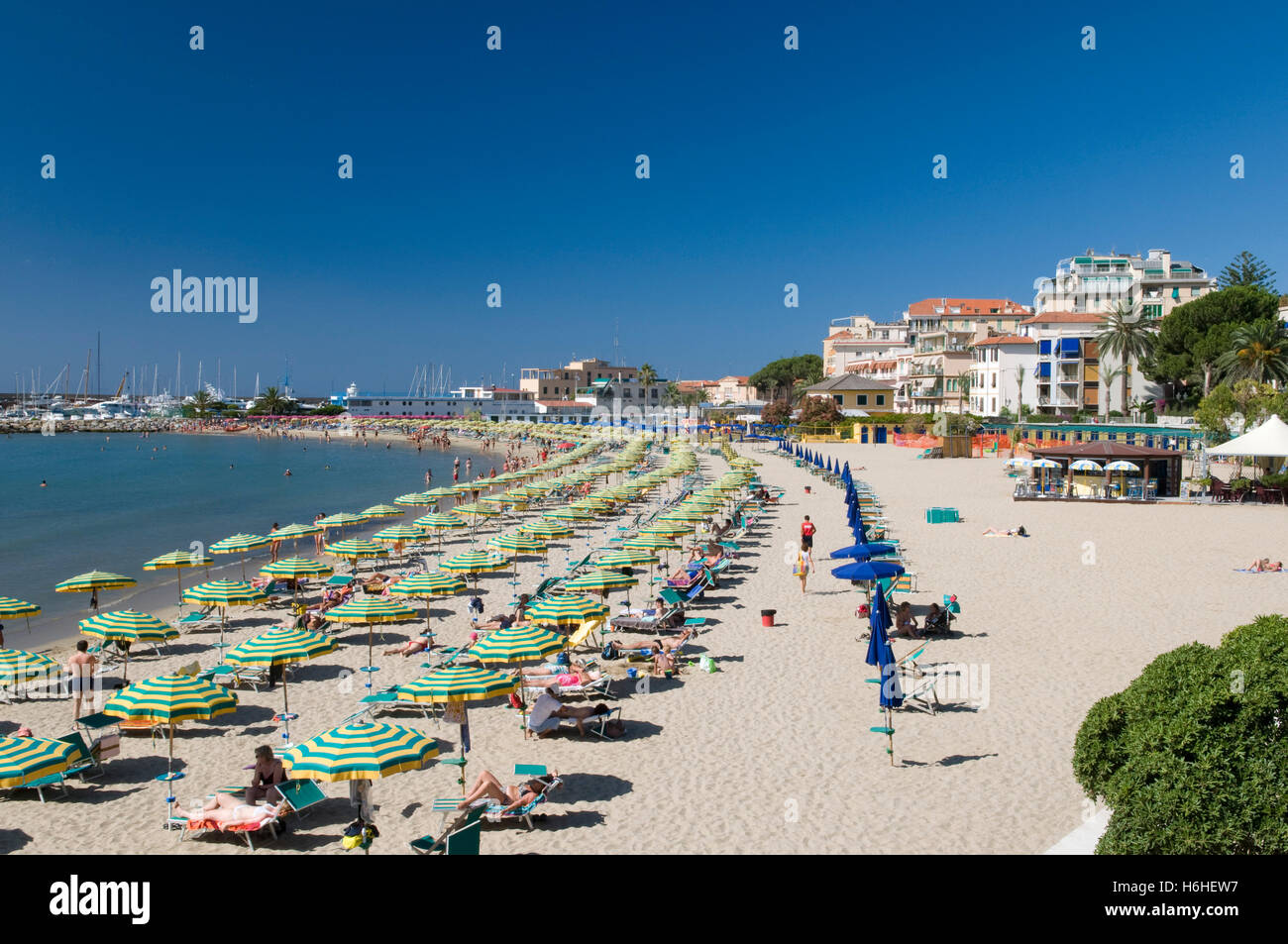 Sombrillas y hamacas en la playa, San Remo, Riviera, Liguria, Italia, Europa Foto de stock