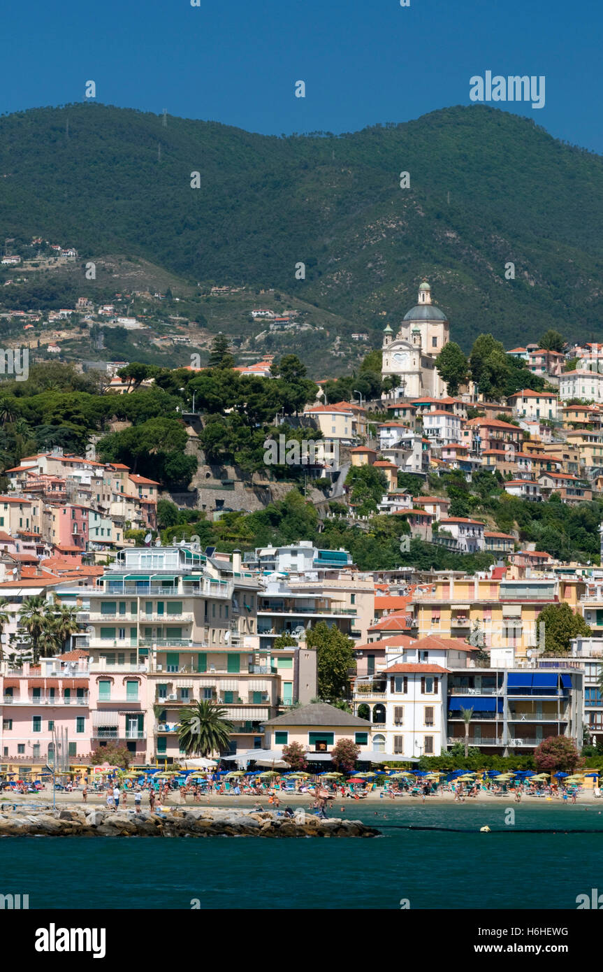 Puerto y vistas al casco antiguo de la ciudad, San Remo, Riviera, Liguria, Italia, Europa Foto de stock