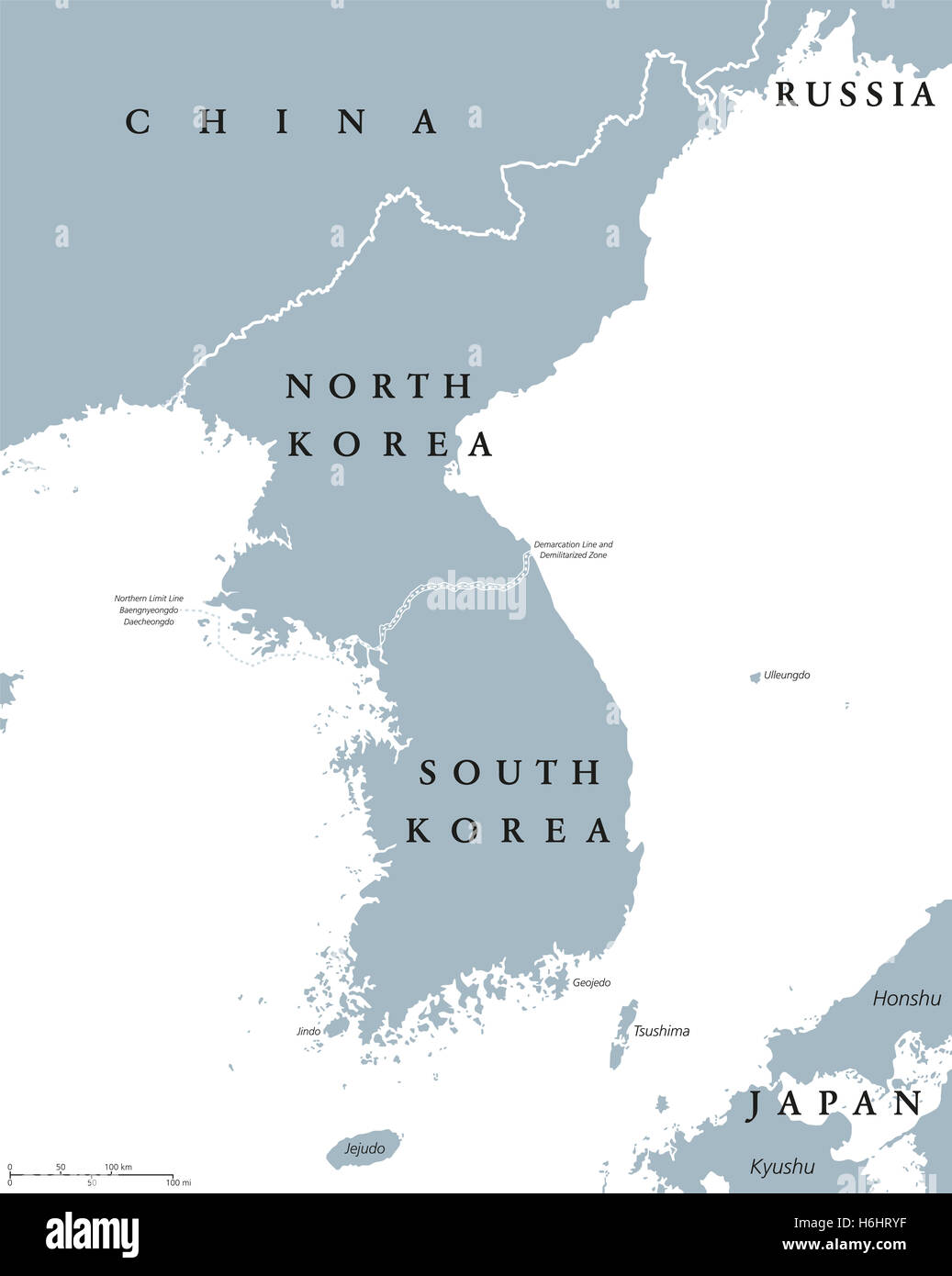 Mapa político de los países de la península coreana con Corea del Norte y Corea del Sur y de las fronteras nacionales. Ilustración gris, rótulos en Inglés. Foto de stock