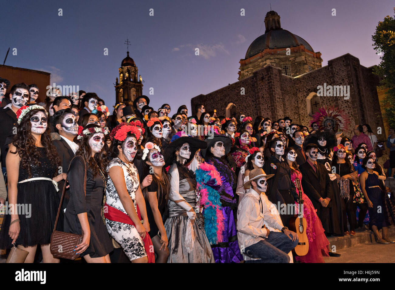 cráter Mira Frank Worthley San Miguel de Allende, Guanajuato, México. 28 de octubre de 2016.  Estudiantes vestidos como la Calavera Catrina posan juntos durante el día  de los muertos, 28 de octubre de 2016 en San