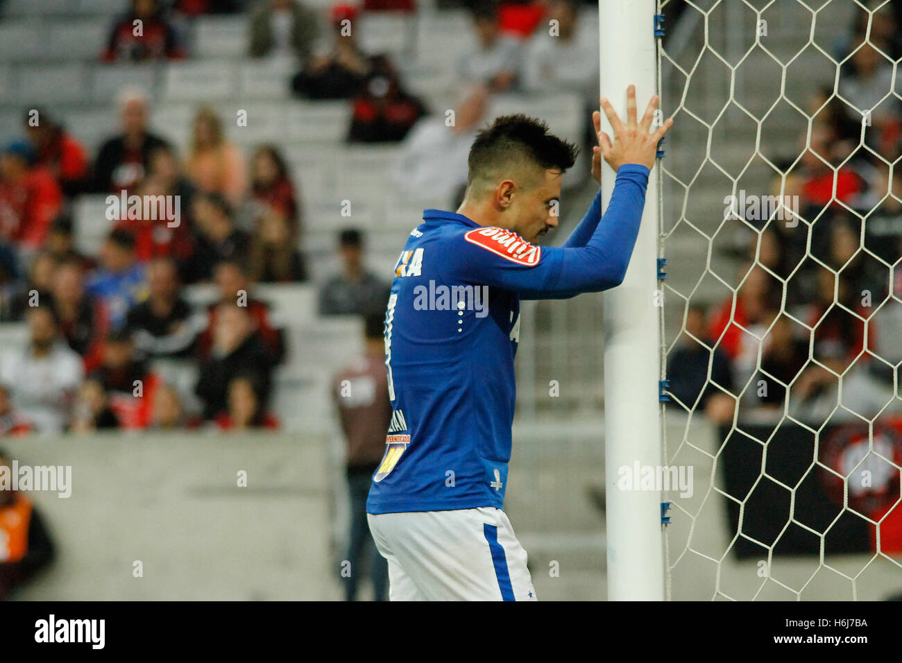 Curitiba, Brasil. 29 Oct, 2016. Willian Cruise lamenta objetivo incumplido. Atletico PR x Cruzeiro MG, partido válido para el 33th ronda del campeonato, que se celebró en la arena Baixada de Curitiba, PR. © Guilherme Artigas/FotoArena/Alamy Live News Foto de stock