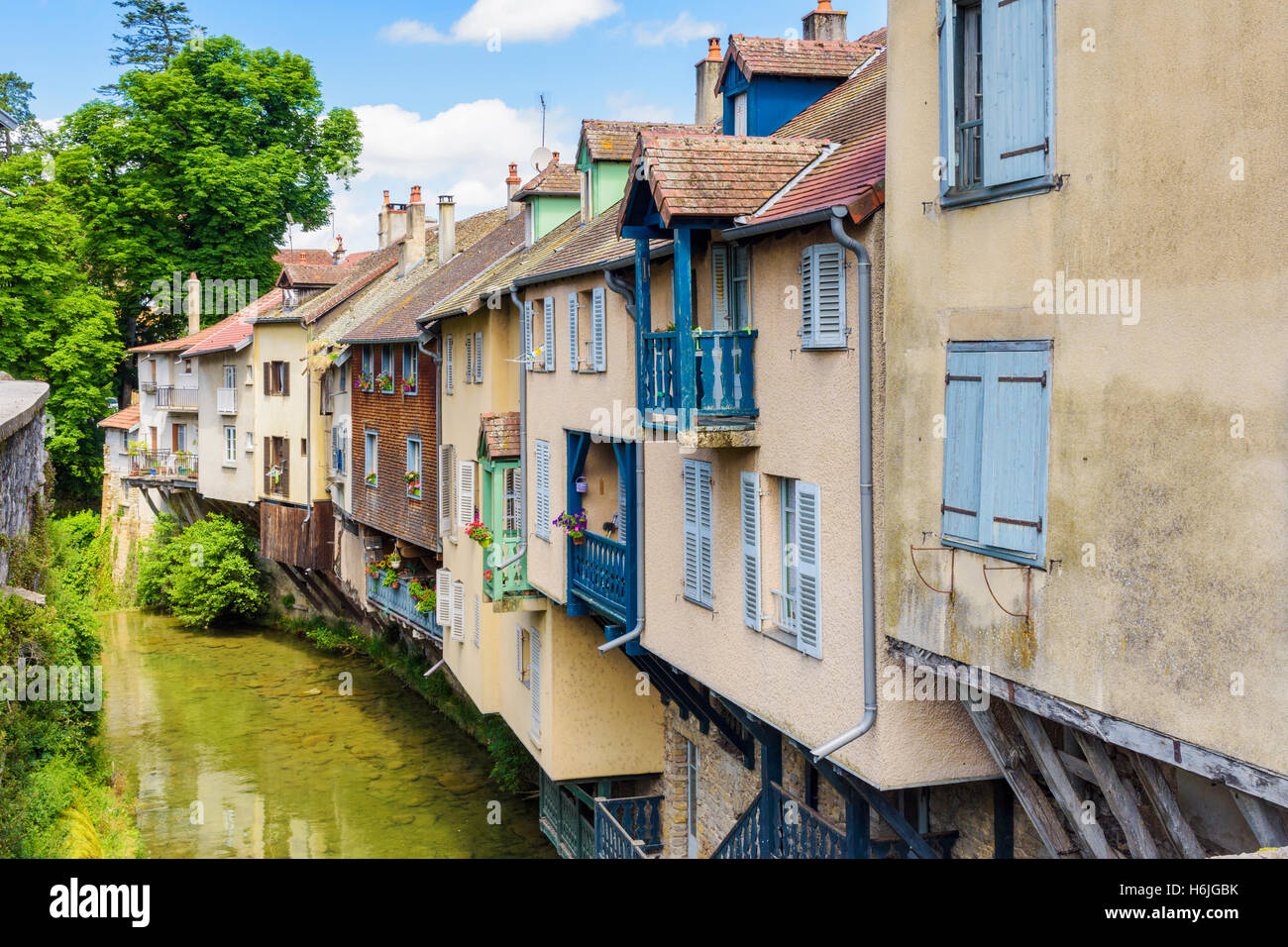 Casas Colgantes sobre el río Cuisance Jura en pintoresca ciudad Arbois, Francia Fotografía de stock - Alamy
