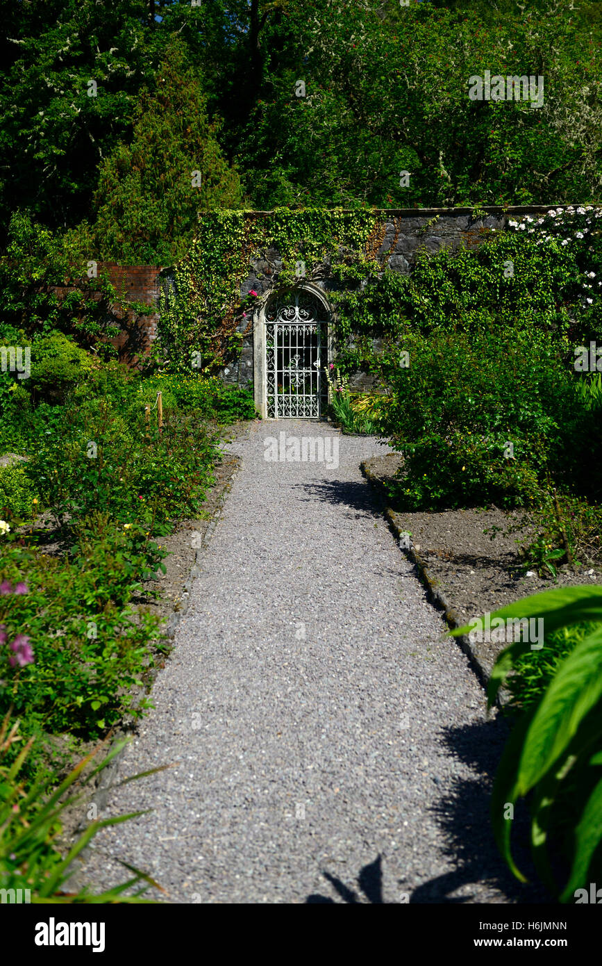 Jardines Ilnacullin Garinish adorne isla jardín amurallado Annan Bryce Harold Peto OPW Península Bearea RM Irlanda Foto de stock