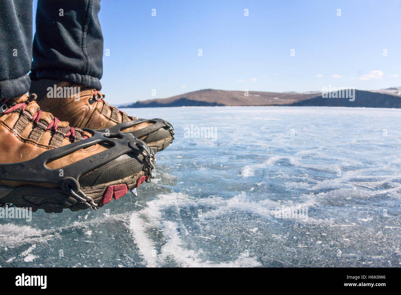 Inicio ajustable crampones para caminar sobre hielo nieve congelada en las  montañas de Baviera Alemania Europa Fotografía de stock - Alamy