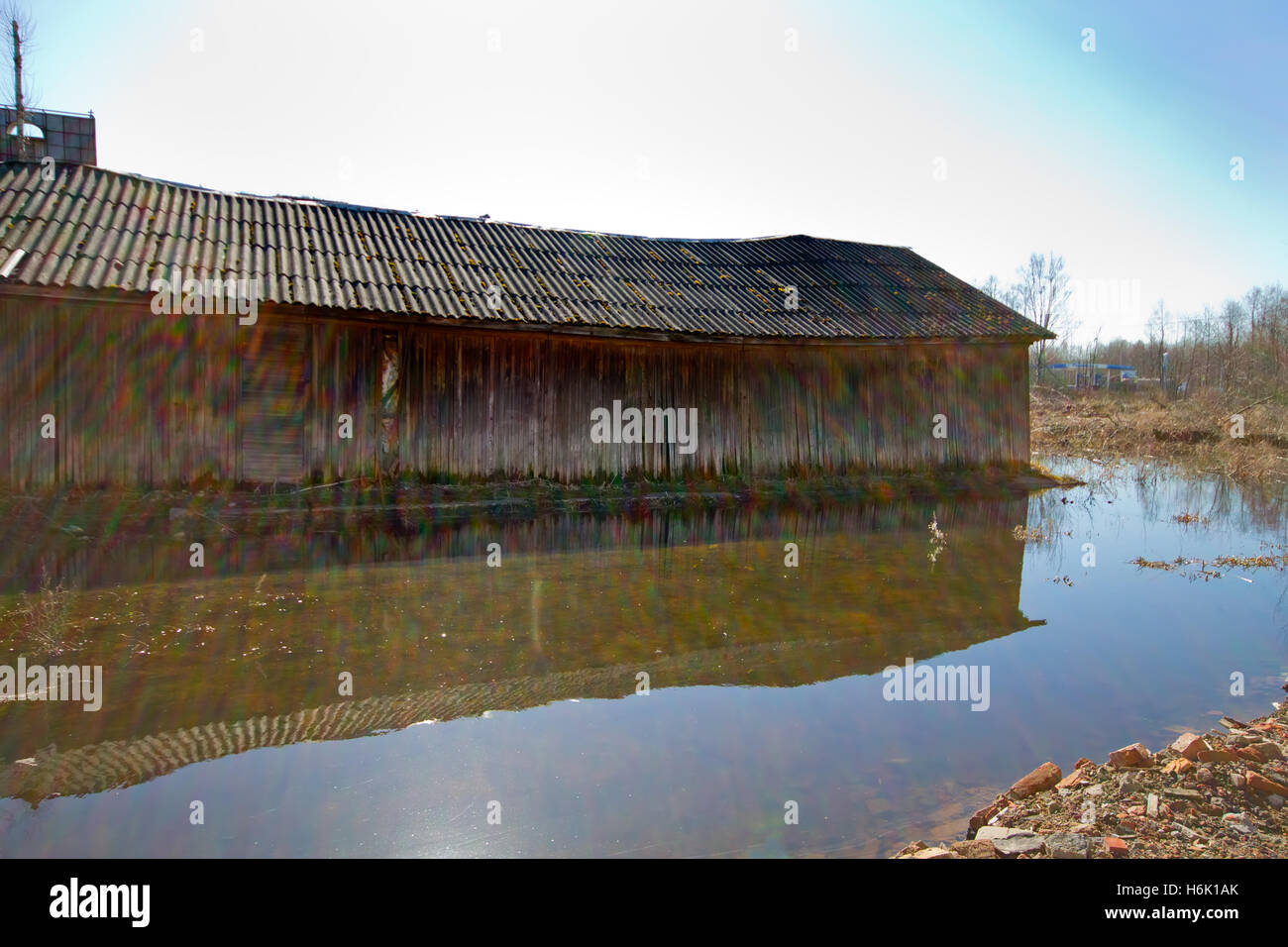 Tierras inundadas con almacenes y casas Foto de stock