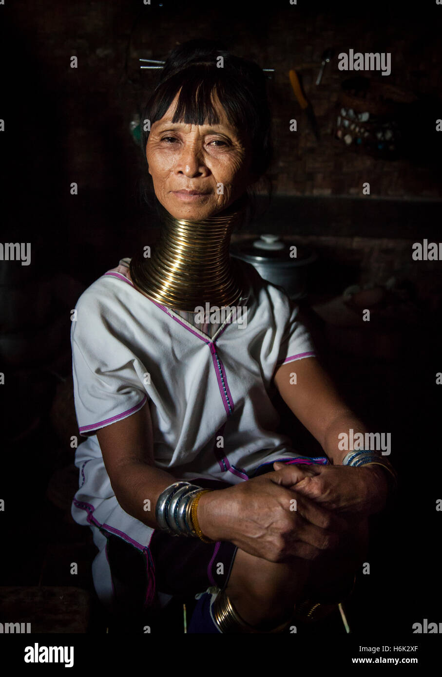 Lago Inle, Myanmar, 17 de noviembre, 2014: La tribu Kayan mujer en su cocina posando Foto de stock