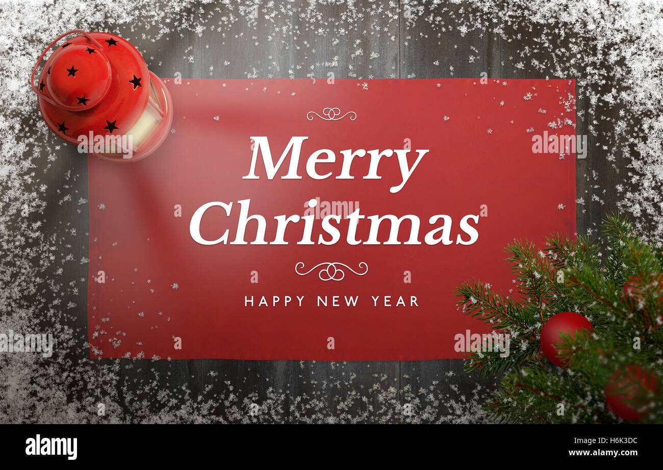 Feliz Navidad tarjeta de felicitación con árbol de navidad, linterna, mantel y copos de nieve sobre la plancha de madera. Foto de stock