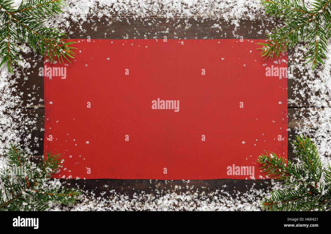 Navidad simple fondo del Año Nuevo fot texto de felicitación. Vista superior de la placa de madera con un mantel de Navidad, Árbol de navidad y copos de nieve. Foto de stock