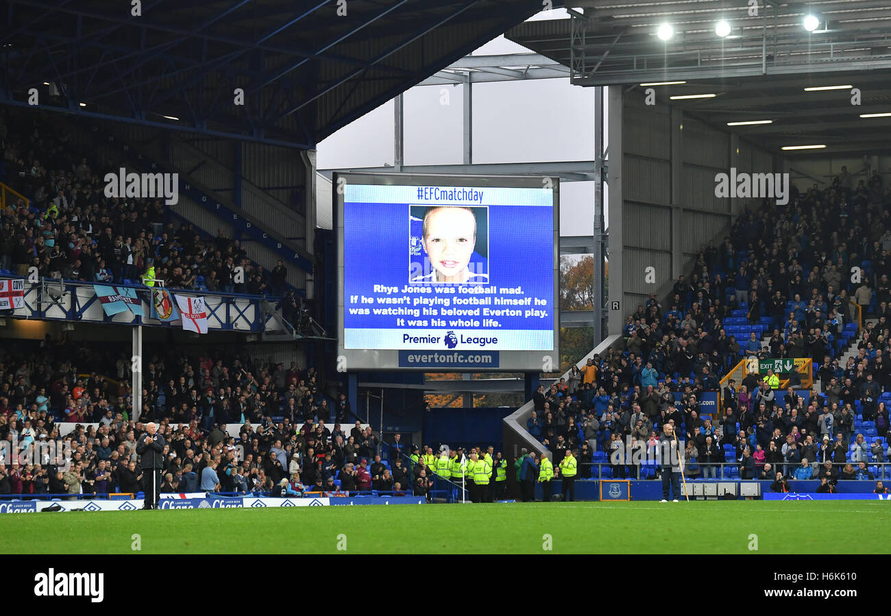 Un homenaje a Evertonian Rhys Jones en la gran pantalla en Goodison Park Foto de stock