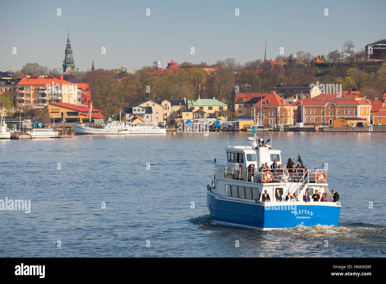Estocolmo, Suecia - Mayo 4, 2016: el pequeño ferry de pasajeros Hattan azul con personas comunes a bordo, transporte público regular Foto de stock