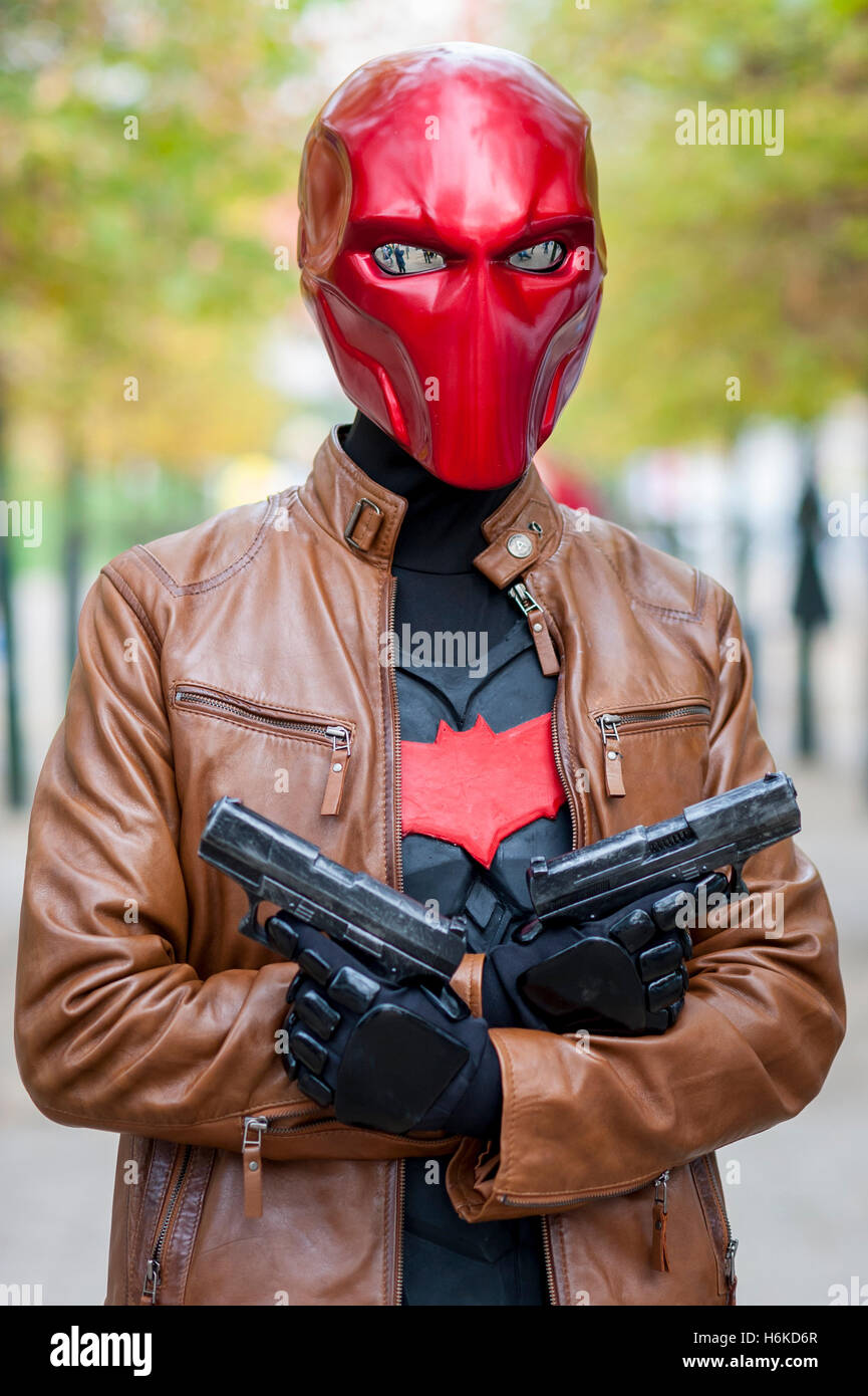Londres, Reino Unido. El 30 de octubre de 2016. Un hombre se viste como capucha roja, un personaje de historietas de Batman, como cosplay, anime, juegos y películas fans asistir al festival Londres, Reino Unido. El 30 de octubre de 2016. Un hombre se viste como capucha roja, un personaje de historietas de Batman, como cosplay, anime, juegos y películas fans asistir al festival