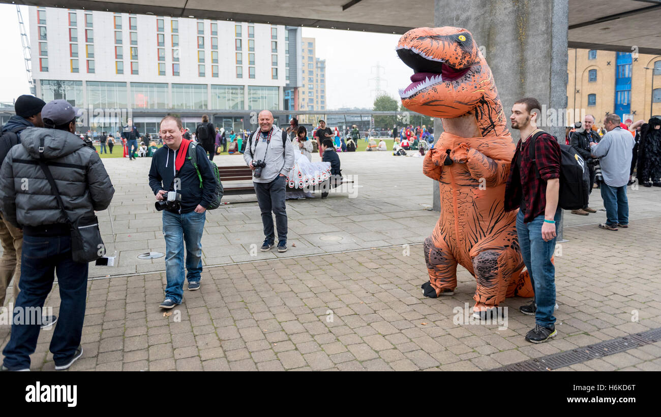 lote Calígrafo Tratamiento Londres, Reino Unido. El 30 de octubre de 2016. Un hombre en un traje de  Godzilla inflable sorpresas de un grupo de fotógrafos, como cosplay, anime,  juegos y películas fans asistir al