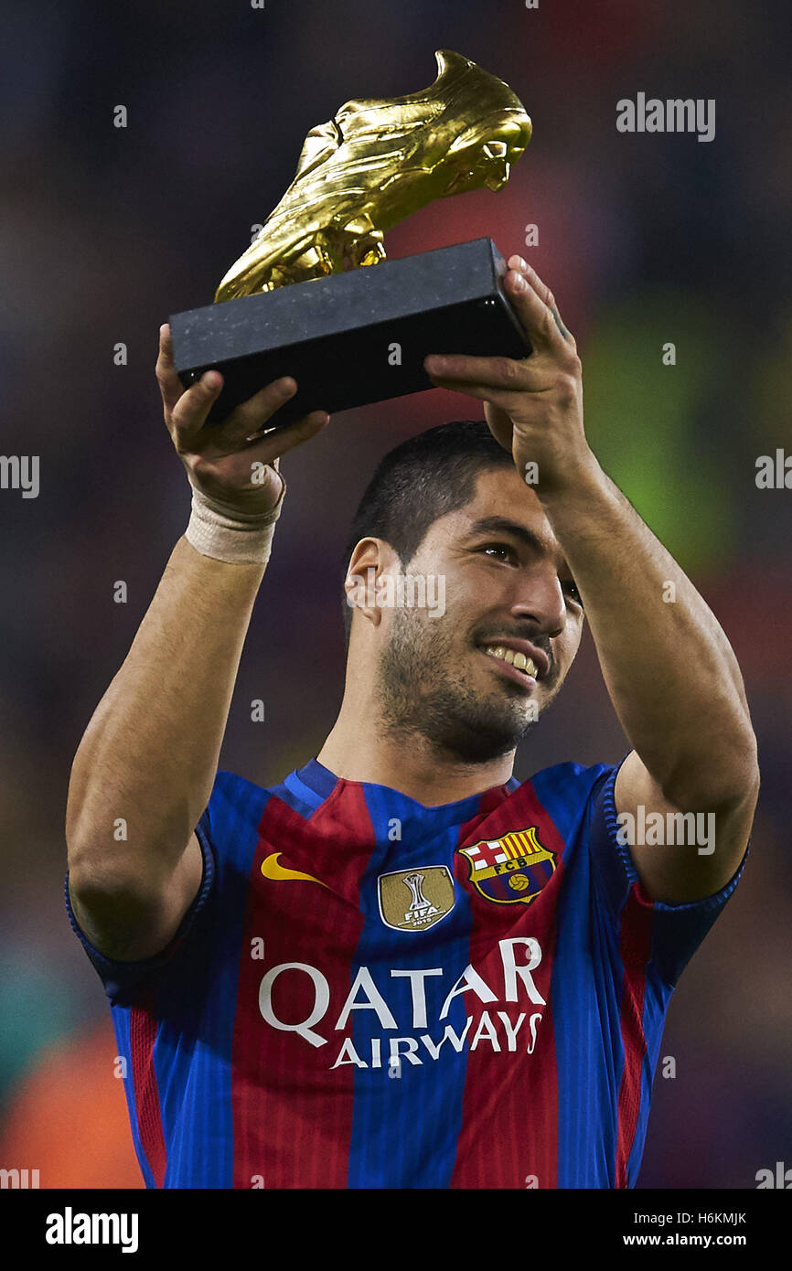 Barcelona, España. 29 Oct, 2016. Luis Suárez (FC Barcelona) muestra el  premio Bota de Oro antes de la liga de fútbol entre el FC Barcelona y el  Granada CF, en el estadio
