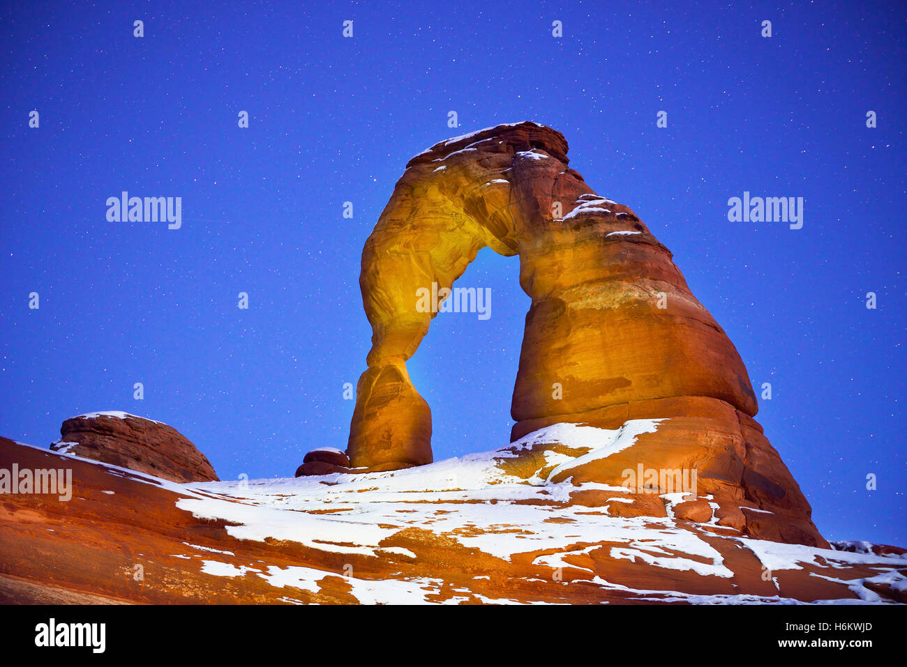 El arco delicado por la noche en el Parque Nacional de Arches, en Utah en invierno Foto de stock