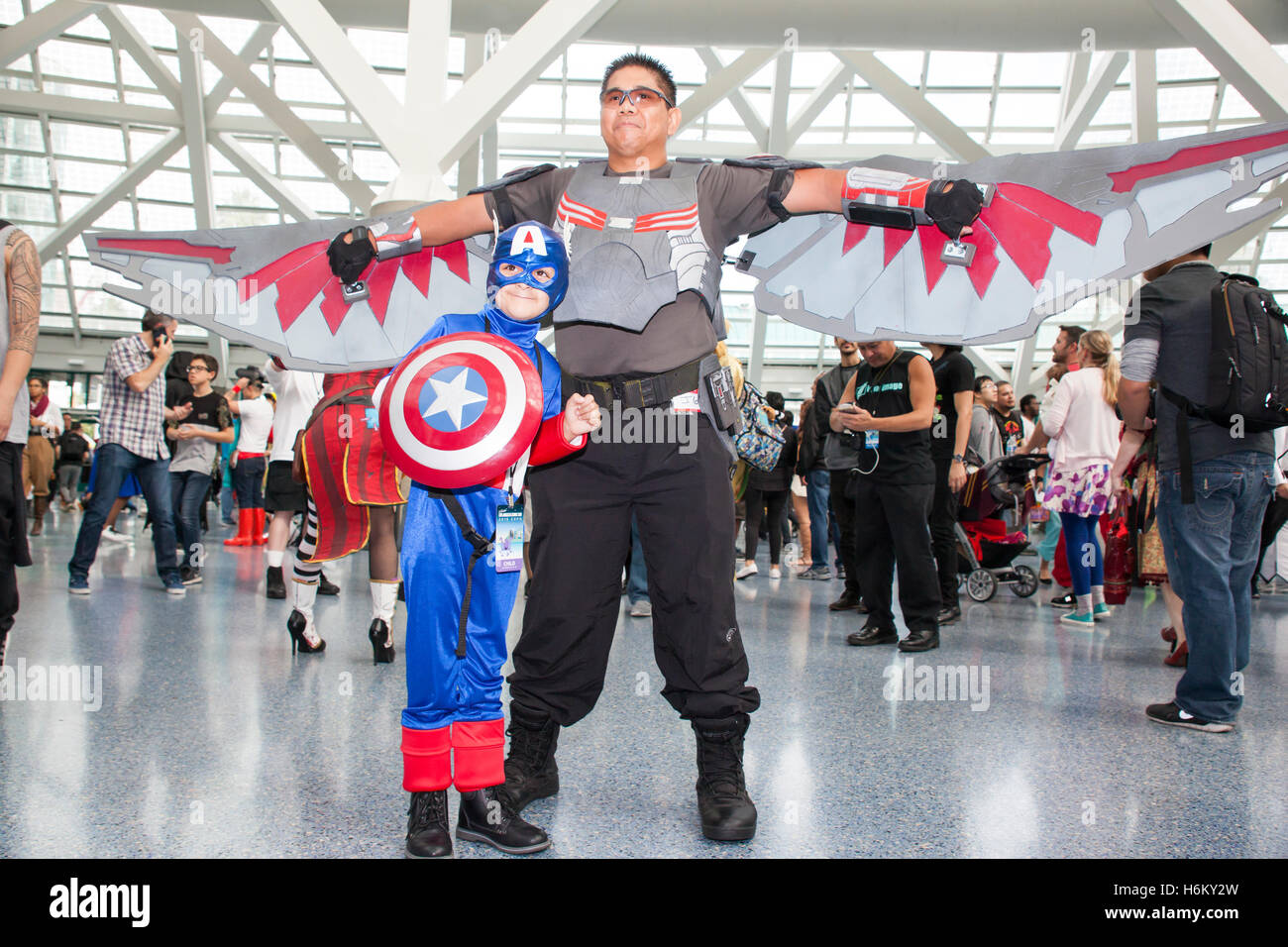 STAN LEE LA COMIC CON: un cosplayer vestida como Falcon de la Marvel películas con un niño vestido como el Capitán América Fotografía de stock - Alamy STAN LEE LA COMIC CON: un cosplayer vestida como Falcon de la Marvel películas con un niño vestido como el Capitán América Fotografía de stock - Alamy