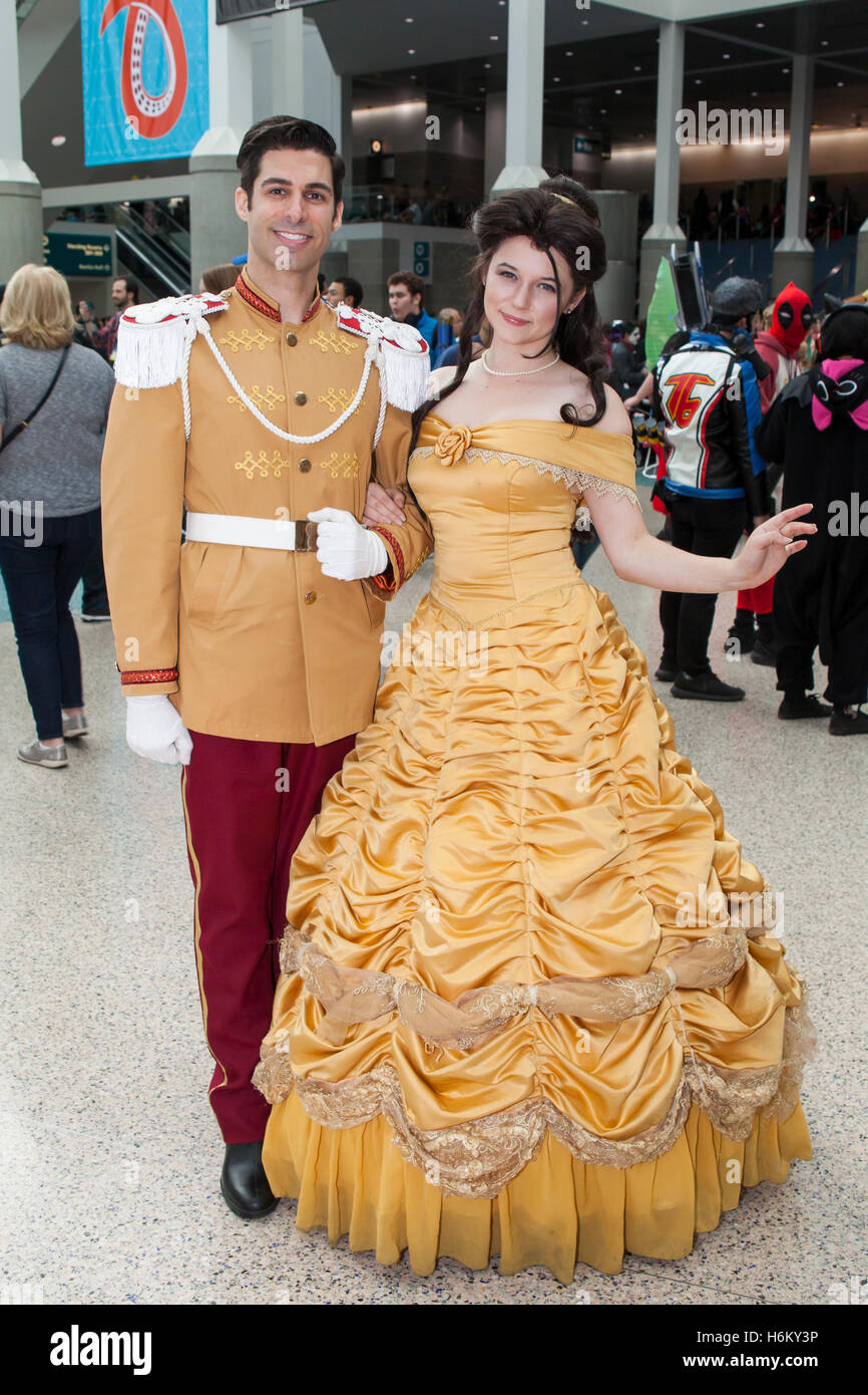 STAN LEE LA COMIC CON: Cosplayers vestidos de princesas disney Belle y el Príncipe Adam de la Bella y la bestia Fotografía de stock - Alamy STAN LEE LA COMIC CON: Cosplayers vestidos de princesas disney Belle y el Príncipe Adam de la Bella y la bestia Fotografía de stock - Alamy