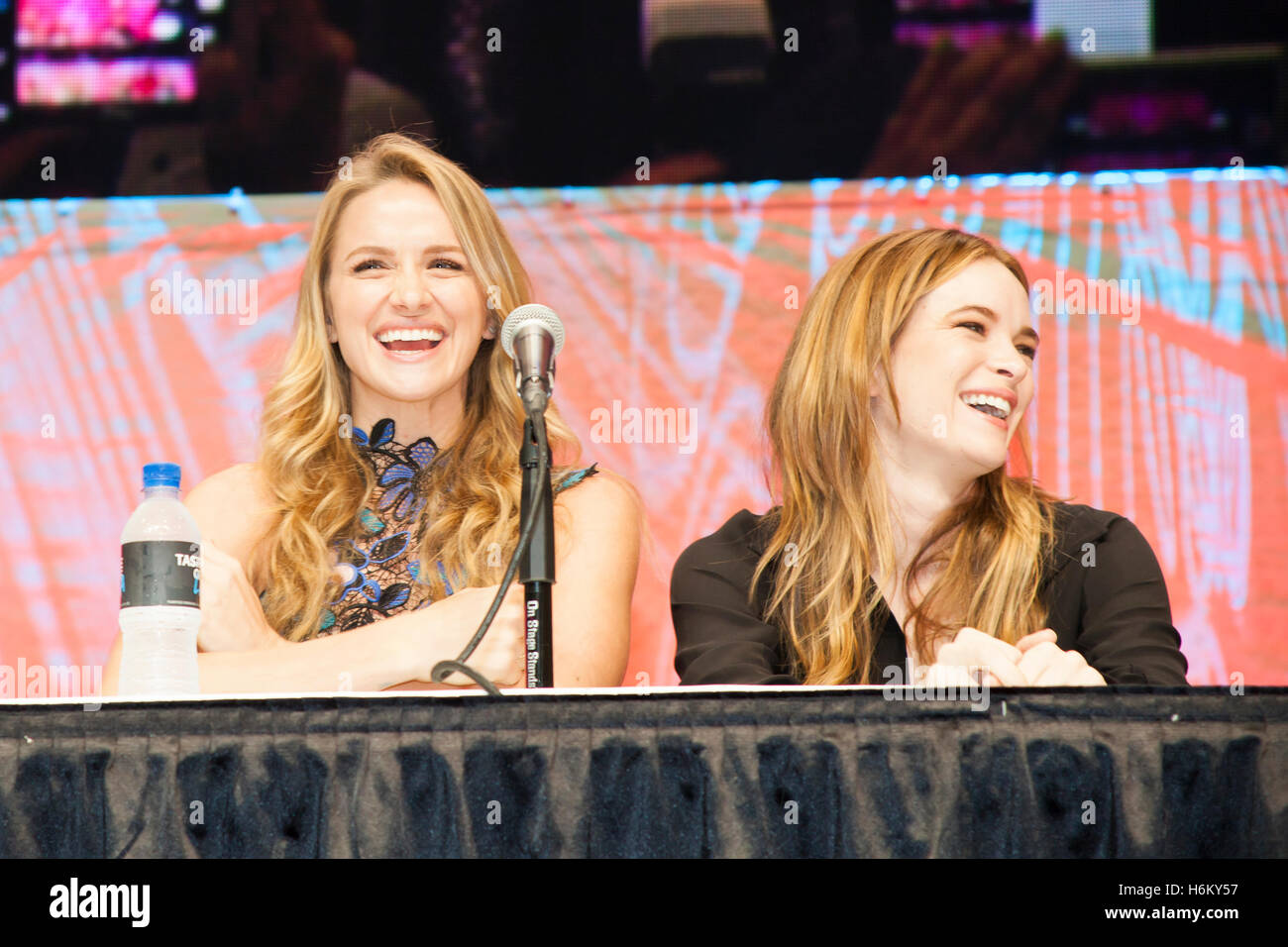 Danielle Panabaker Peliculas Y Programas De Television STAN LEE LA COMIC CON: El elenco del show de televisión CW El Flash.  Candice Patton, Danielle Panabaker, Teddy Sears, Liam mcintyre Fotografía  de stock - Alamy