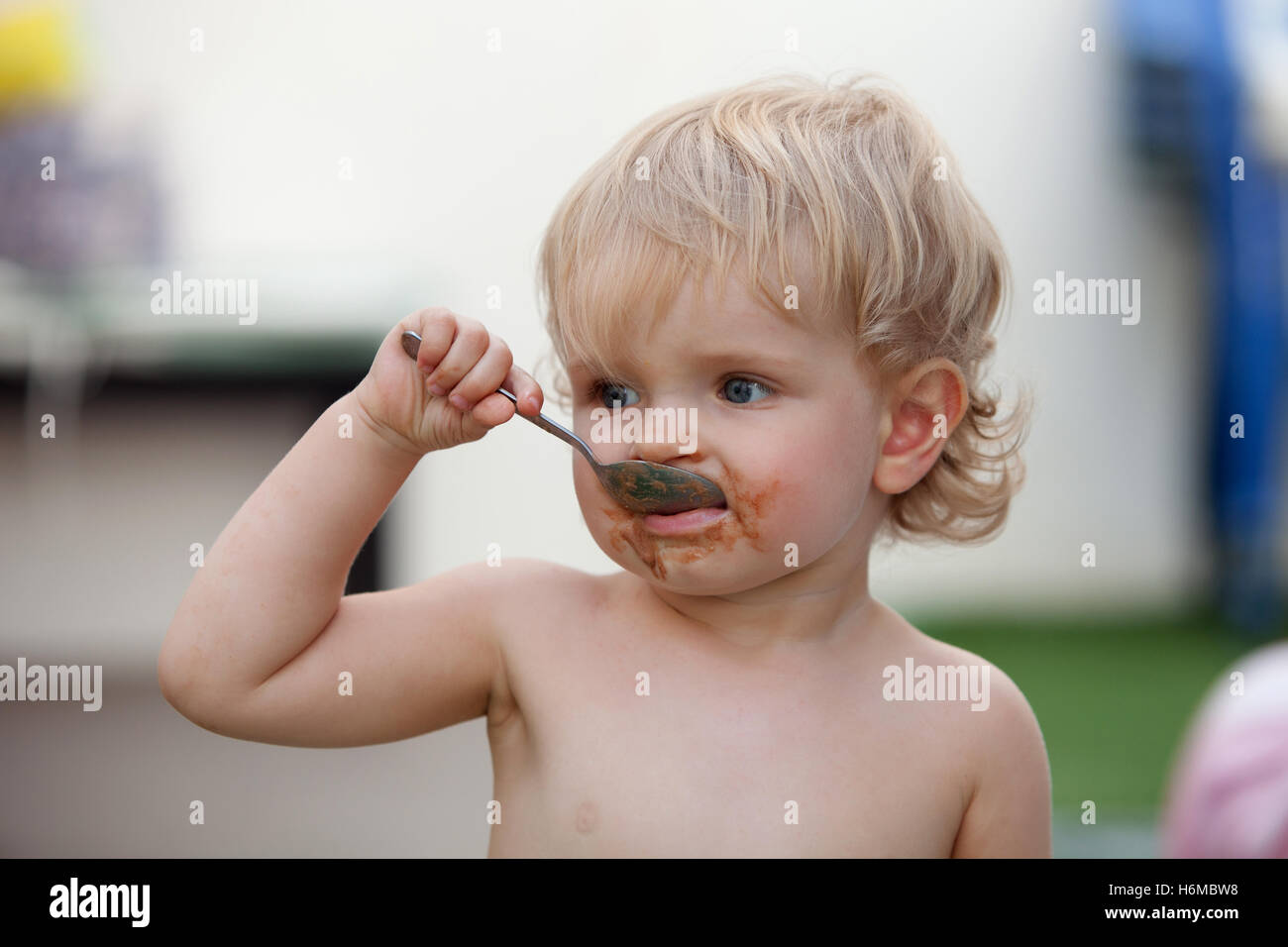 Gracioso Bebe Rubia Comiendo Chocolate Con Una Cuchara Fotografia De Stock Alamy