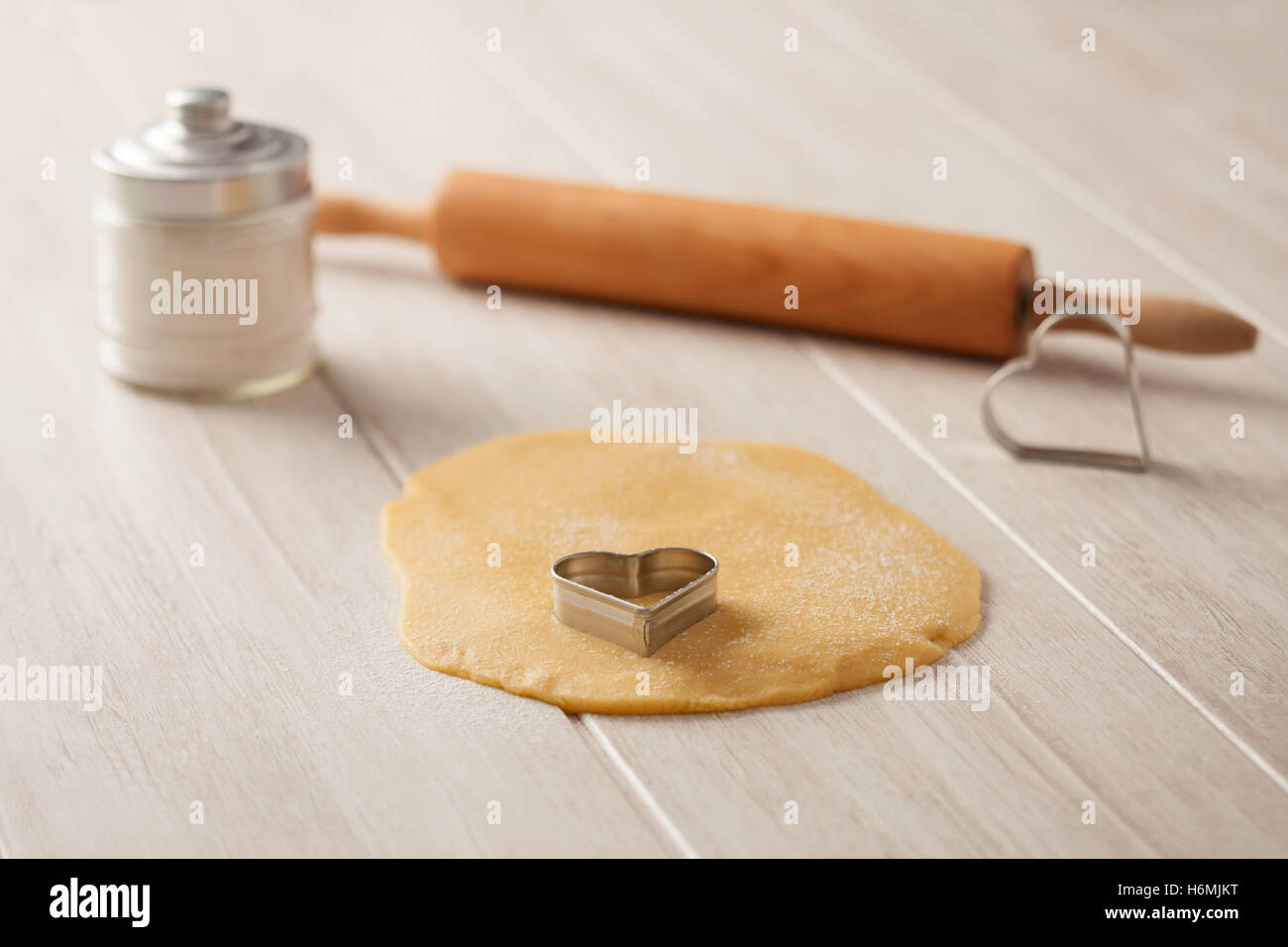 https://c8.alamy.com/compes/h6mjkt/ingredientes-y-utensilios-para-cocinar-cookies-en-tablero-de-madera-gris-h6mjkt.jpg