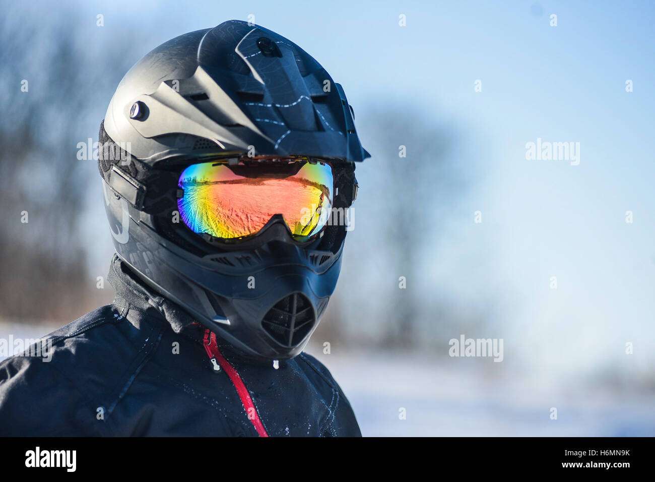 Motorista en casco Fotografía de stock - Alamy