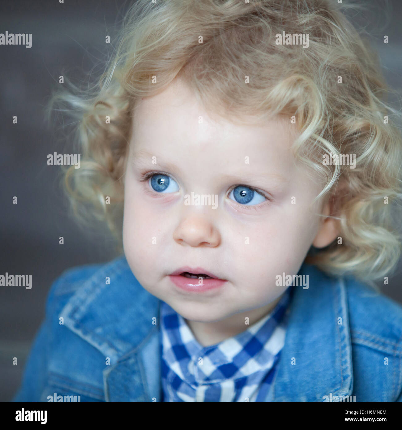 Lindo bebé rubia con ojos azules y pelo rizado Fotografía de stock - Alamy