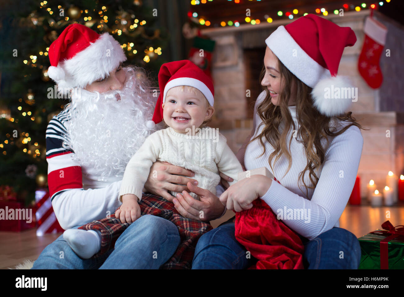 Familia De Navidad Bebe Y Su Mama Y Papa En El Salon Festivo Fotografia De Stock Alamy