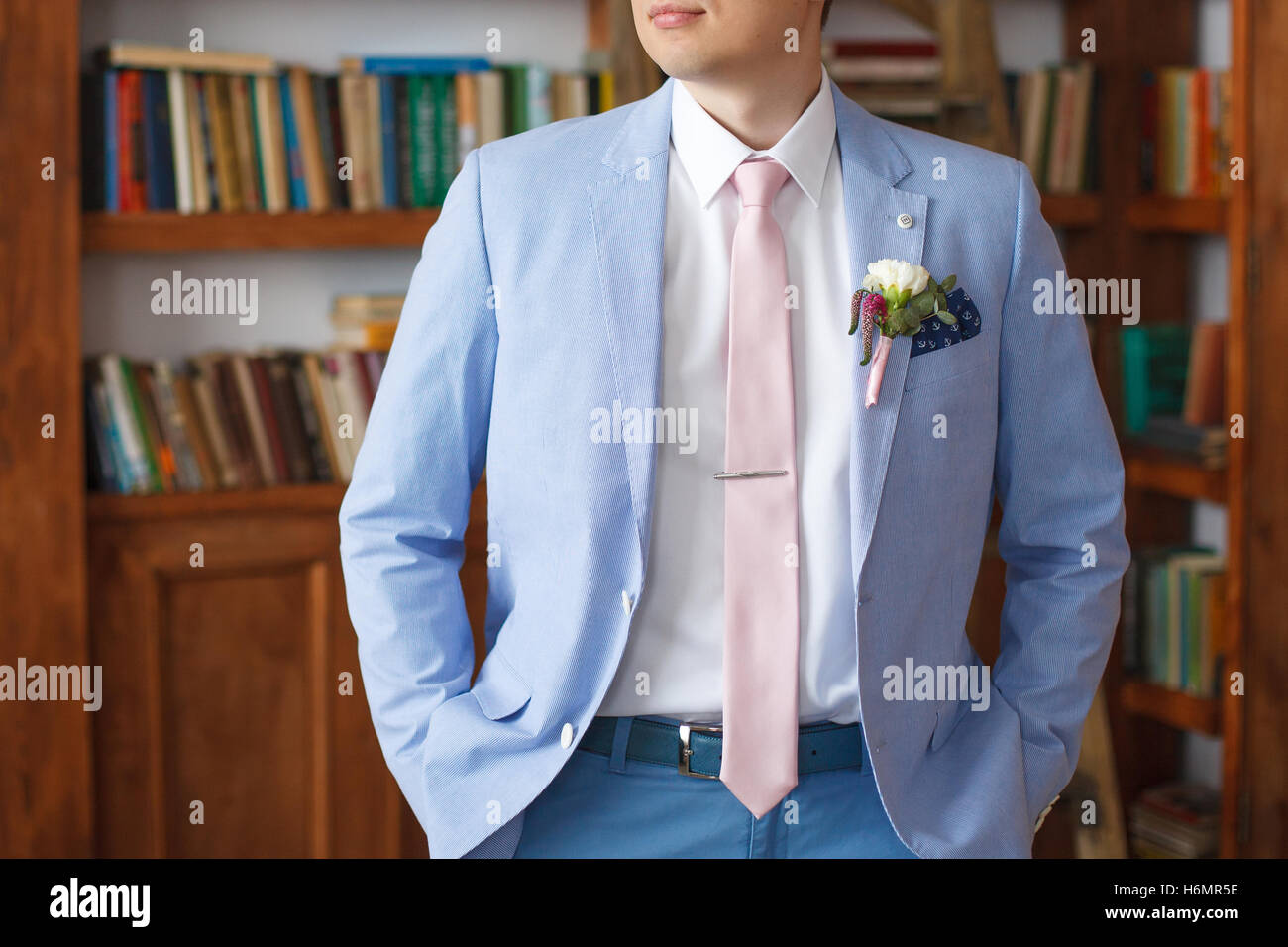 Hombre en Azul traje chaqueta y corbata rosa Fotografía de stock - Alamy