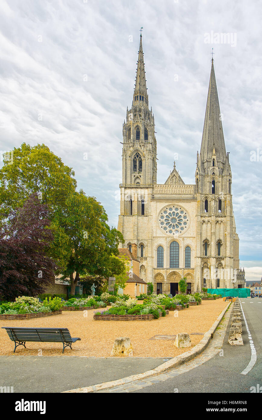 La catedral de Notre Dame de Chartres iglesia gótica medieval landmark vista delantera, Francia Foto de stock