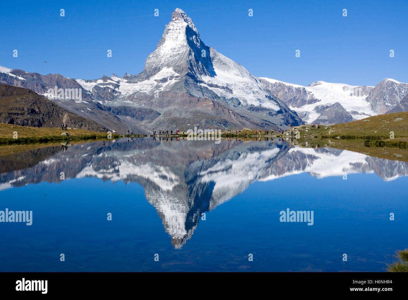 Los turistas delante del Matterhorn Foto de stock