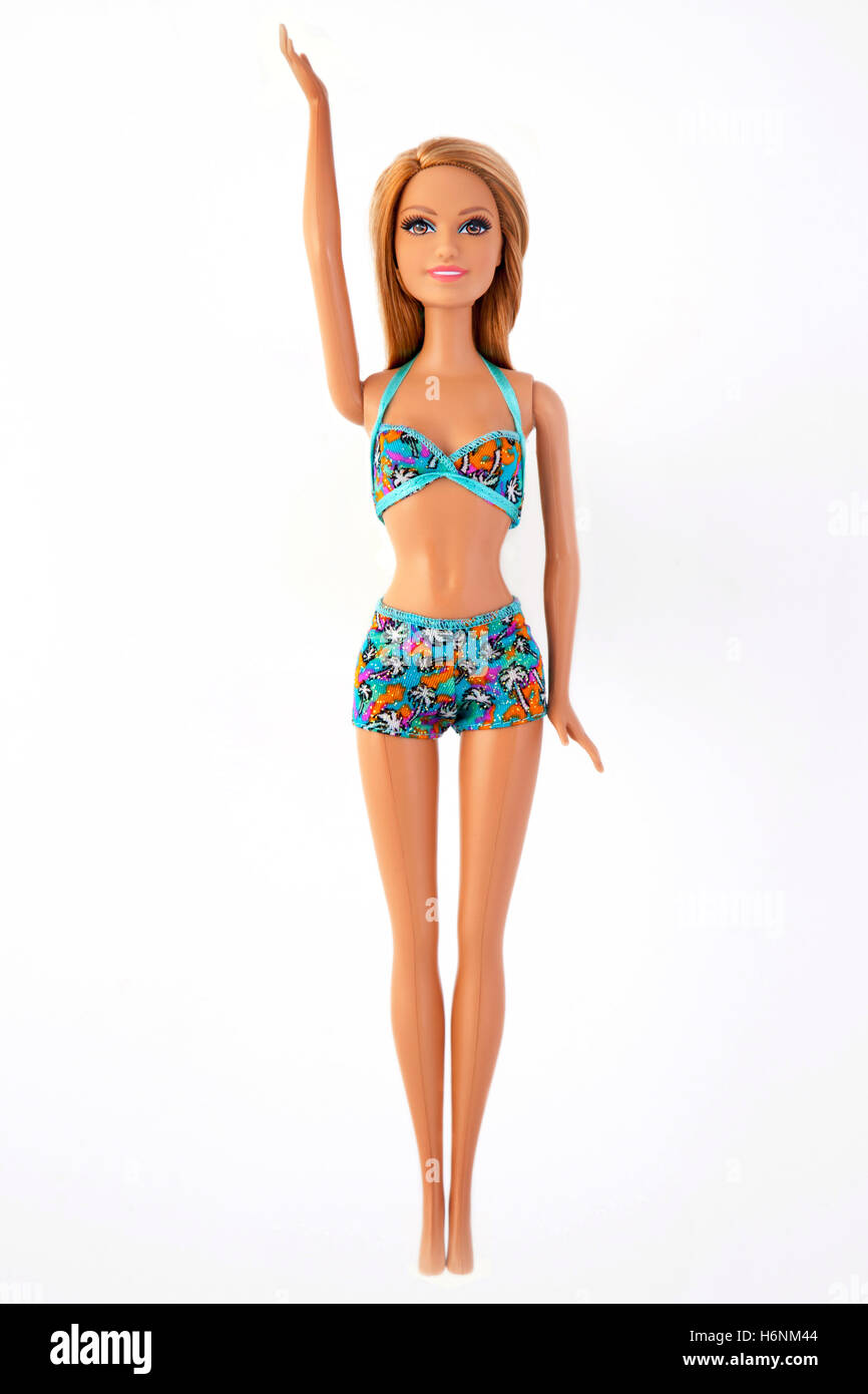 Muñeca Barbie vistiendo un bikini, un brazo levantado. Cortar sobre fondo blanco. Foto de stock