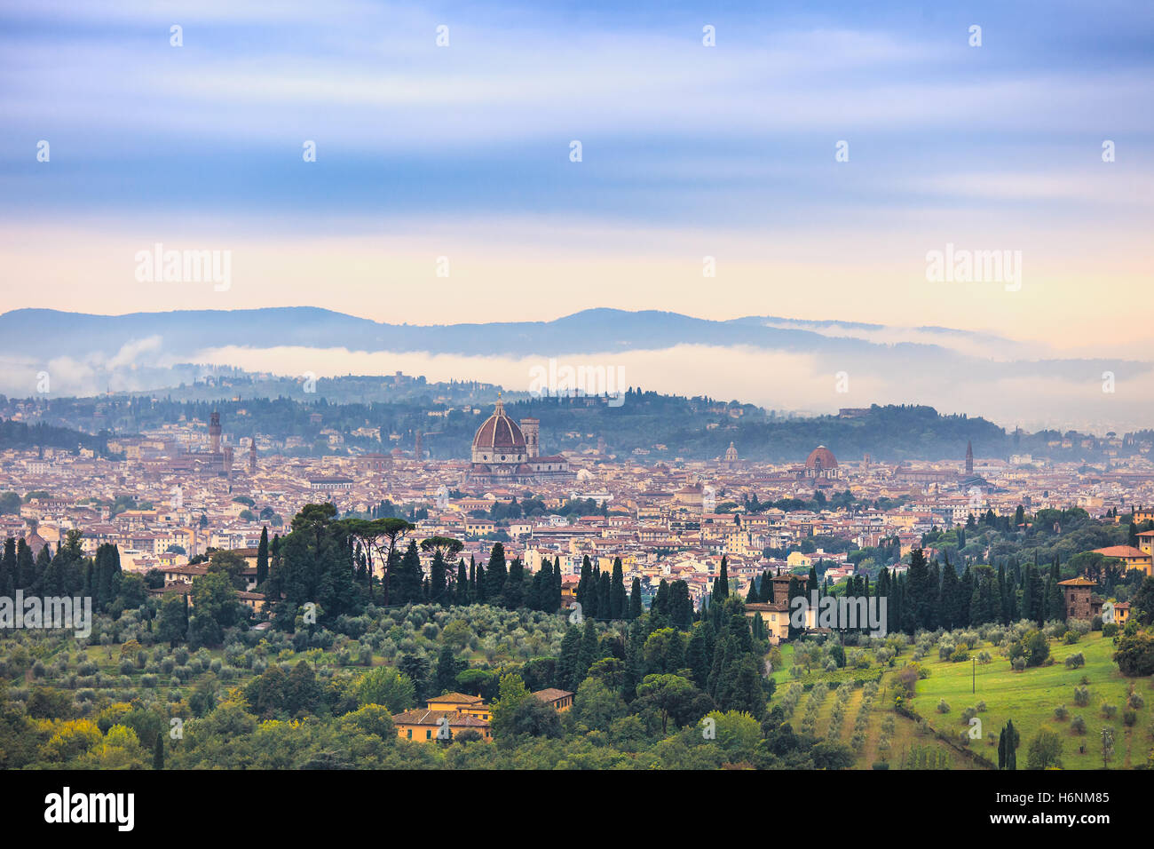 Florencia o Firenze antena mañana neblinosa del paisaje urbano. Vista panorámica desde la colina Fiesole. El Palazzo Vecchio y el Duomo. Toscana Foto de stock