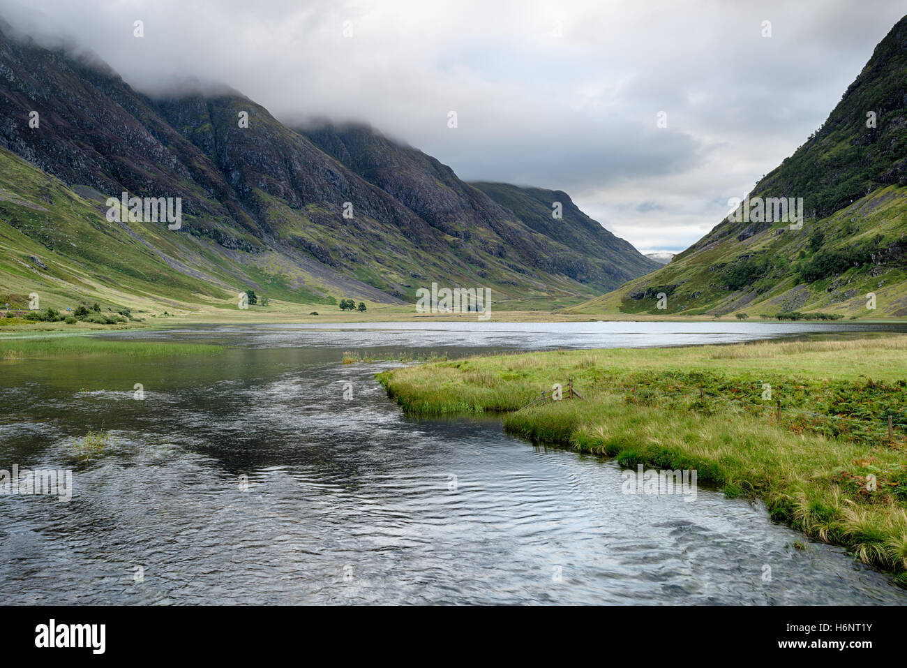 Loch Achtriochtan en Glencoe en las Highlands escocesas Foto de stock