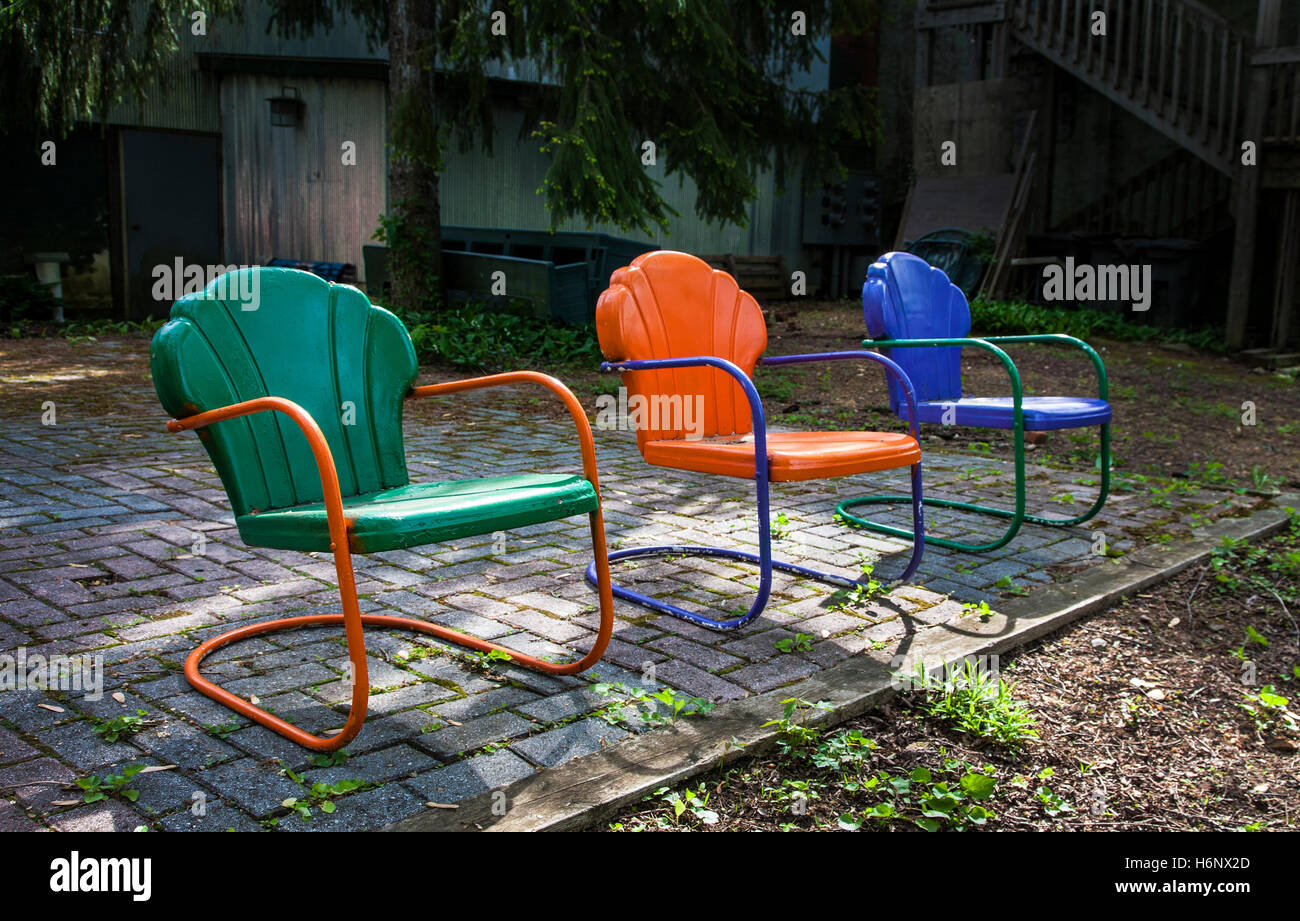 Coloridas sillas vintage, césped reciclado sala de muebles de jardín