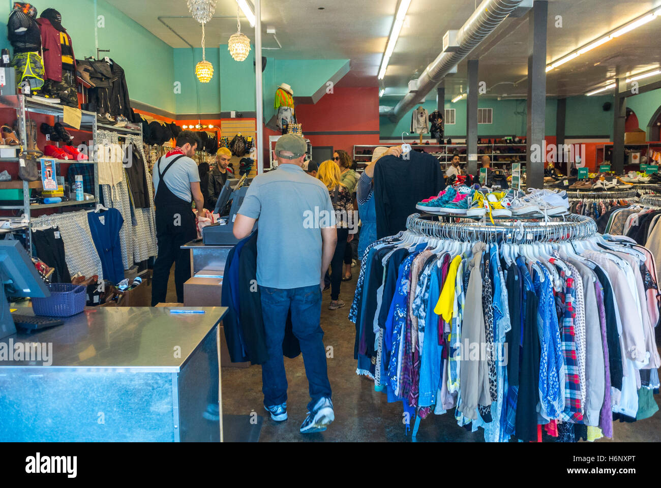 San Francisco, CA, EE.UU., People Shopping in Used clothes Stores, ropa  vintage 'Buffalo Exchange', Castro District, moda rápida Fotografía de  stock - Alamy