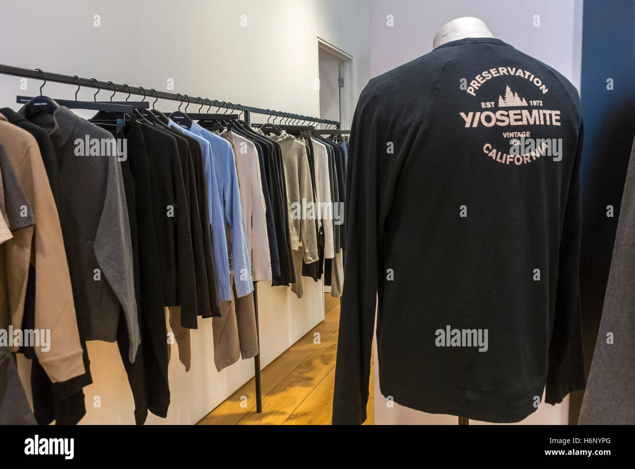 San Francisco, CA, EE.UU., Inside Mens Clothing Shop, James Perse, en  Fillmore District, Pacific Heights, diseñador de moda de diseño de ropa  [EE.UU.] Fotografía de stock - Alamy