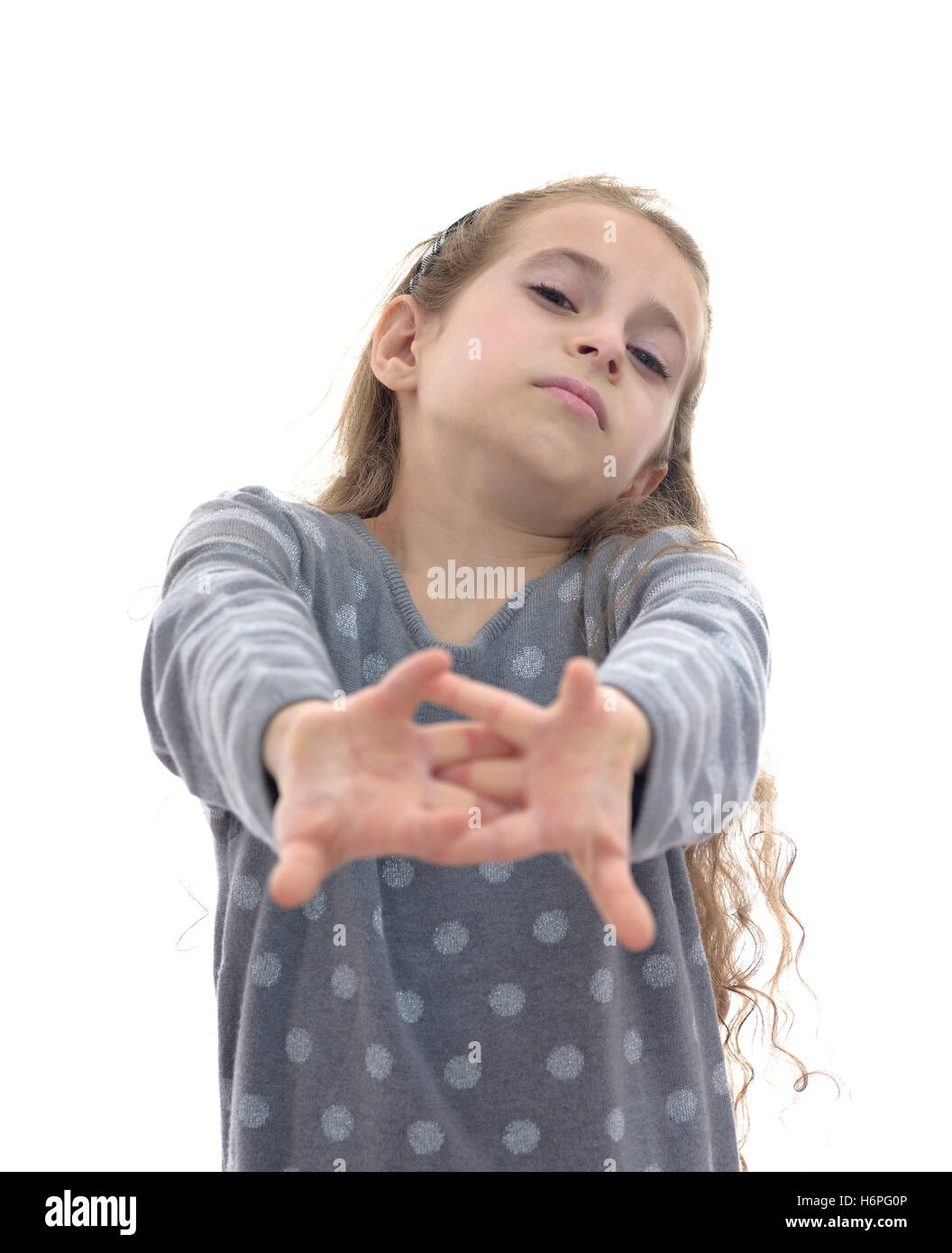 Chica estirando los brazos aislado sobre fondo blanco. Foto de stock