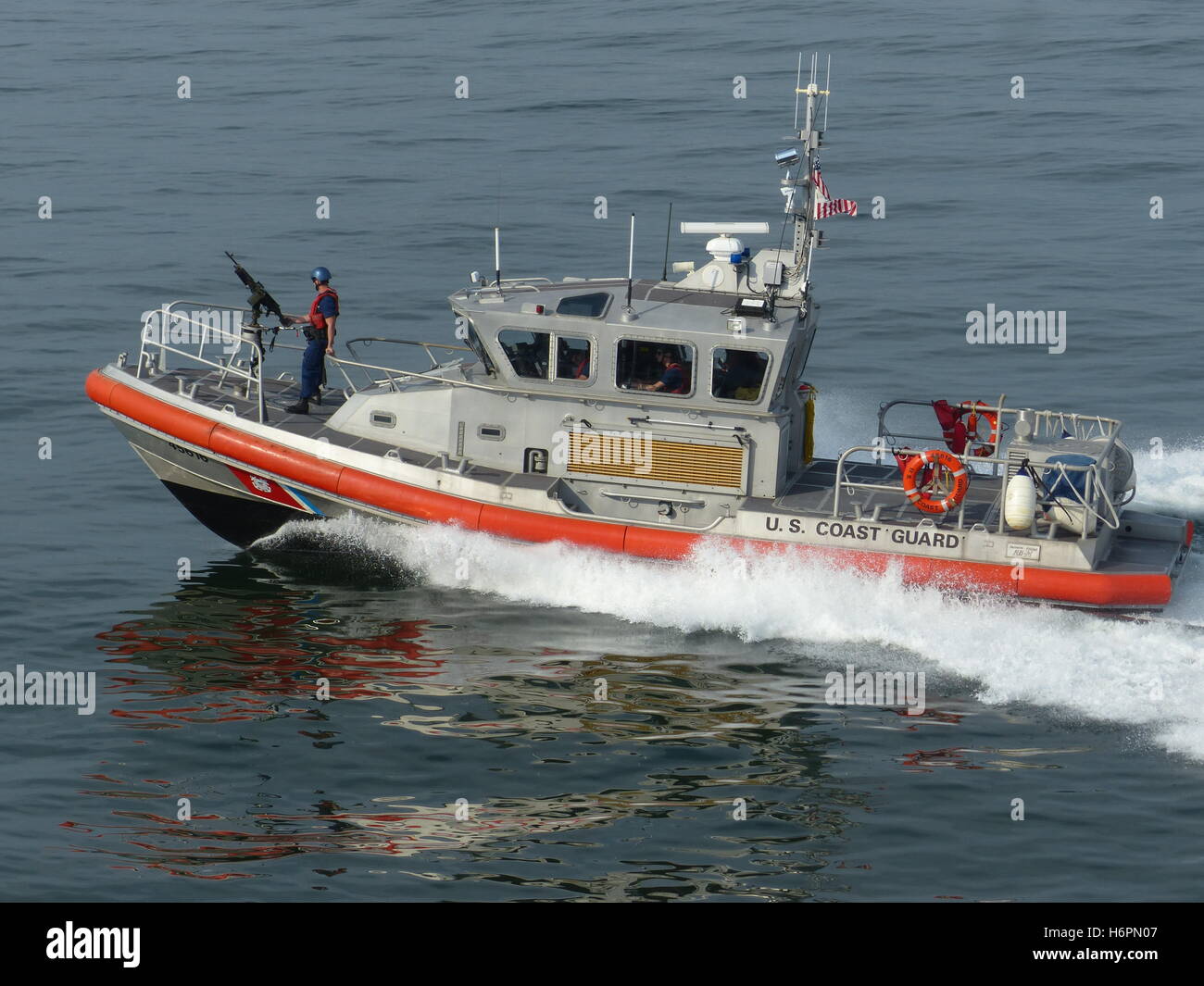 Las patrullas de la Guardia Costera estadounidense New York Harbor Foto de stock