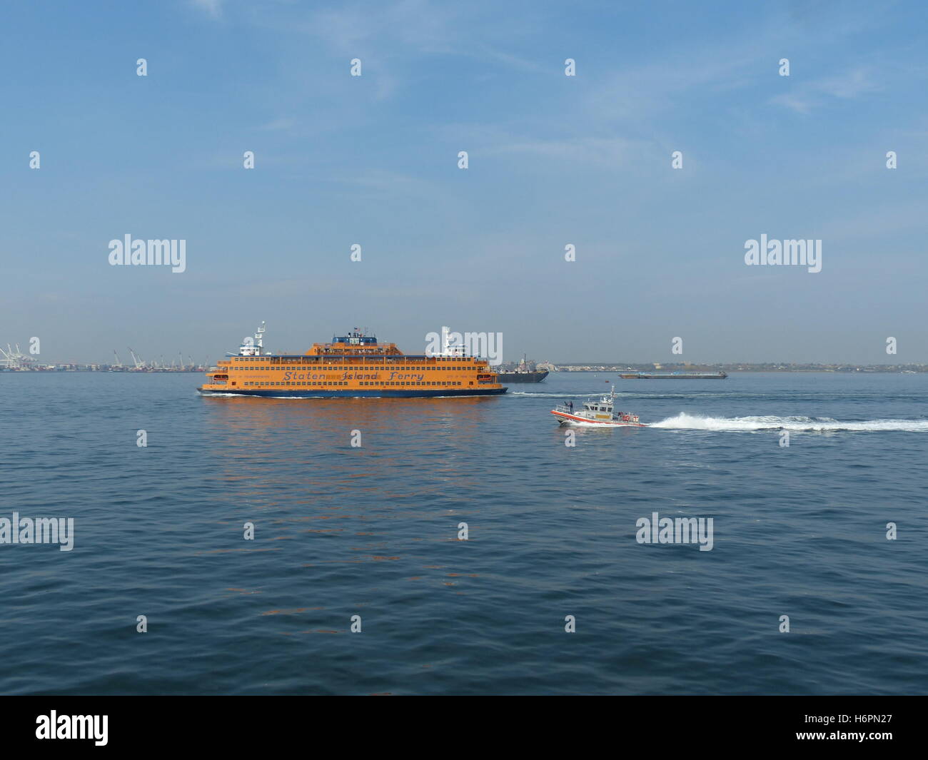 Staten Island Ferry armados escoltados por la Guardia Costera de EE.UU. Foto de stock
