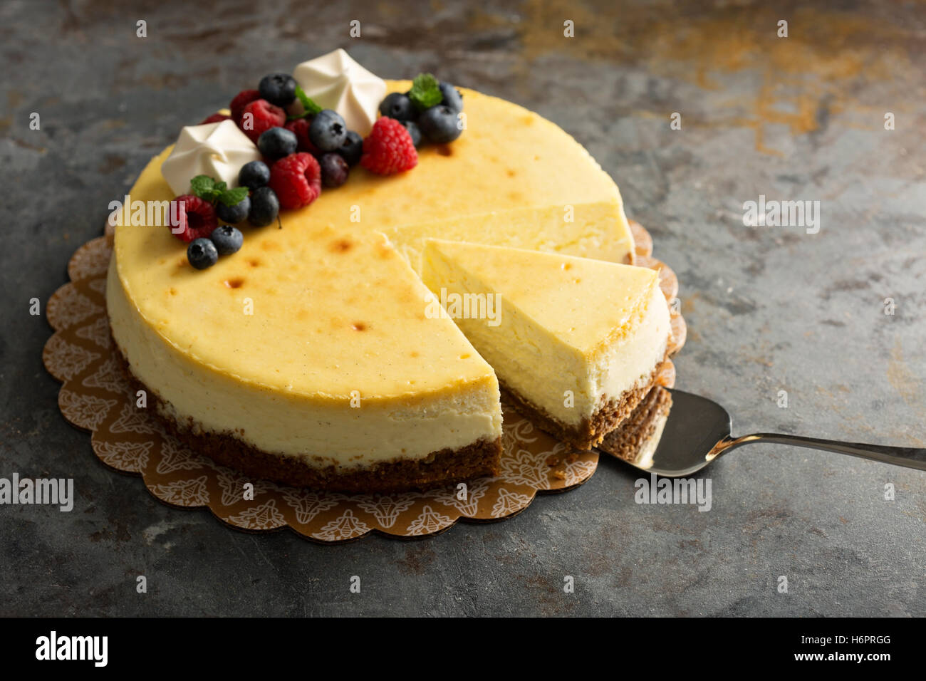 Nueva York cheesecake sobre una tarta stand Foto de stock