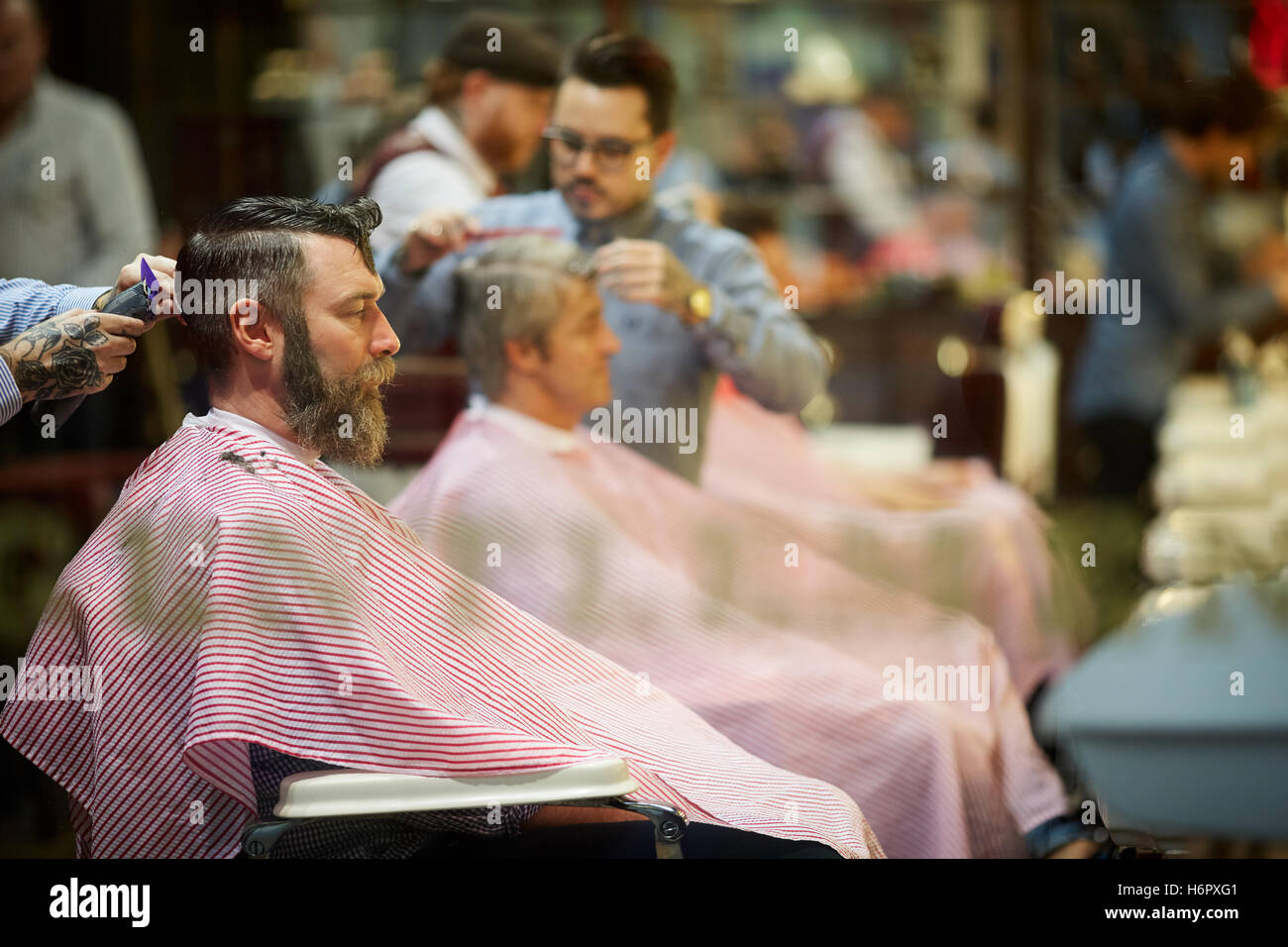 Caballeros peluquero peluquería Grooming Masculino transitada calle de tiendas minoristas tienda minorista shopper comerciantes minoristas minoristas trad Foto de stock