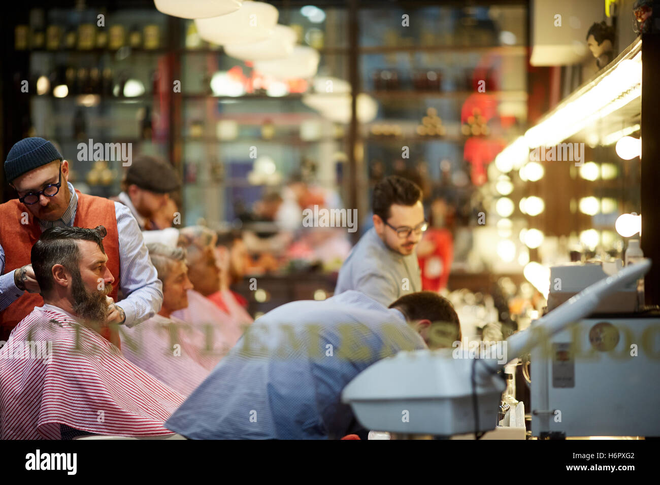 Caballeros peluquero peluquería Grooming Masculino transitada calle de tiendas minoristas tienda minorista shopper comerciantes minoristas minoristas trad Foto de stock